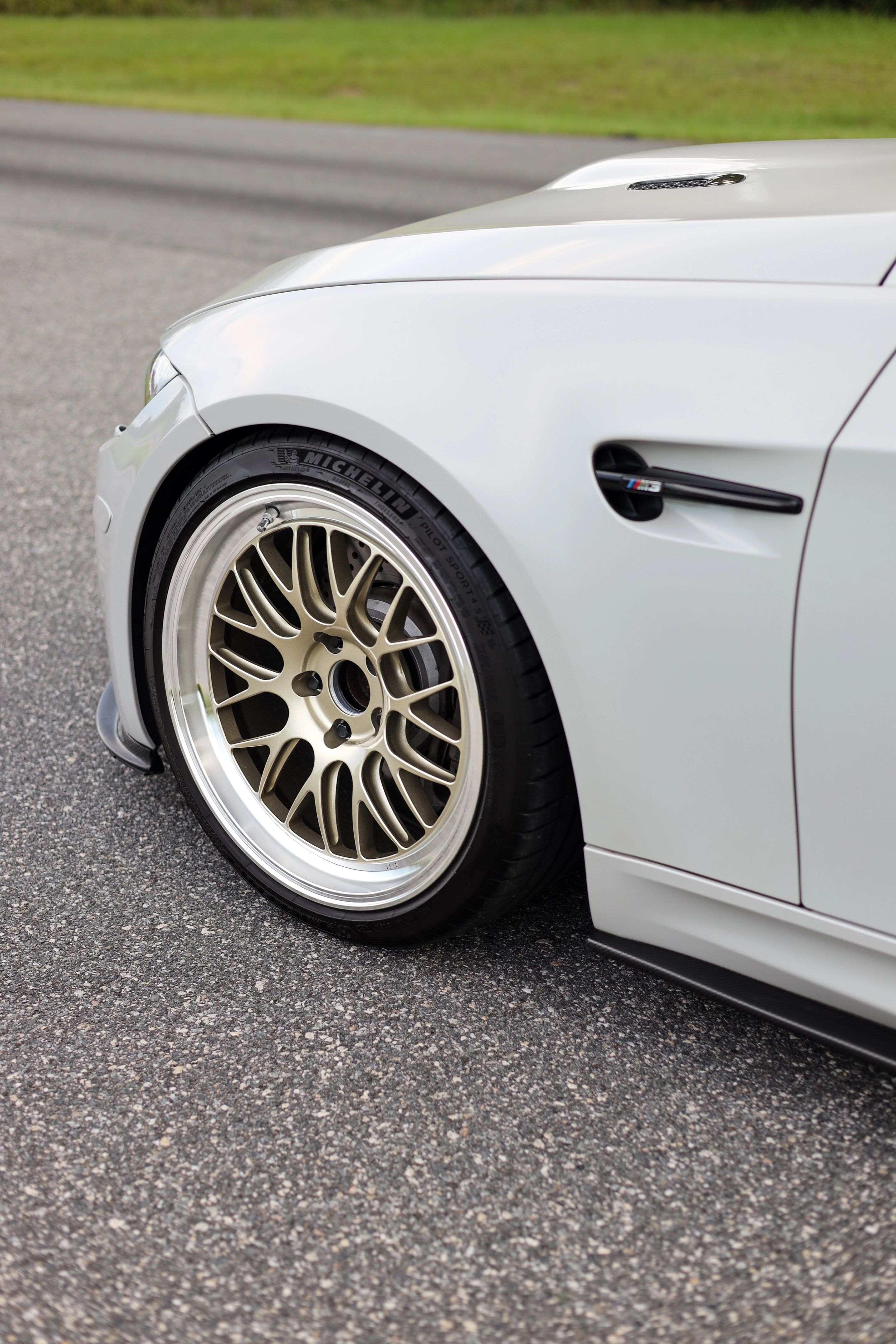 White BMW E92 Coupe M3 with 19" ML-10RT Apex wheels in Machined Lip Gloss Motorsport Gold