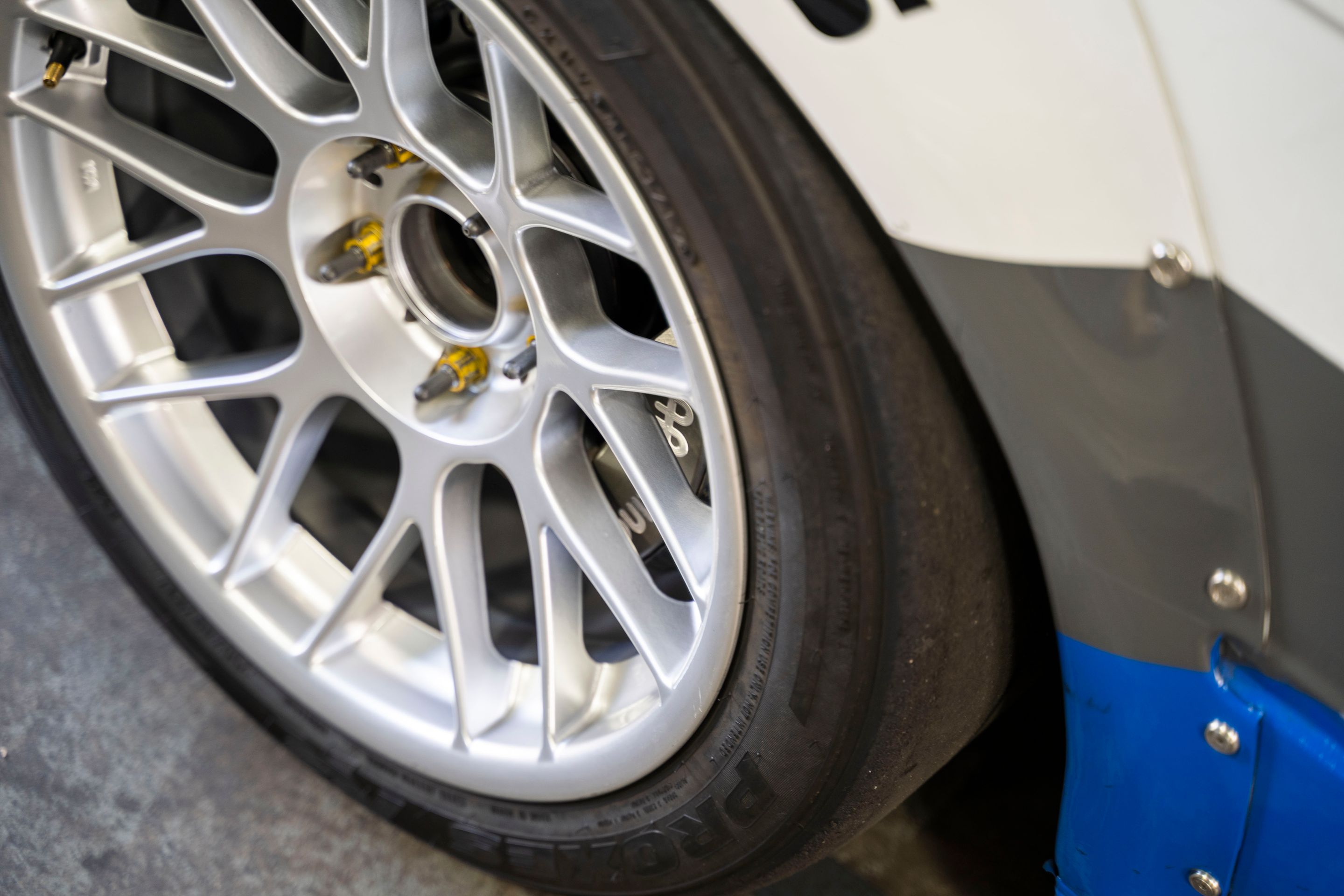 White BMW E46 3 Series with 17" ARC-8 Apex wheels in Hyper Silver