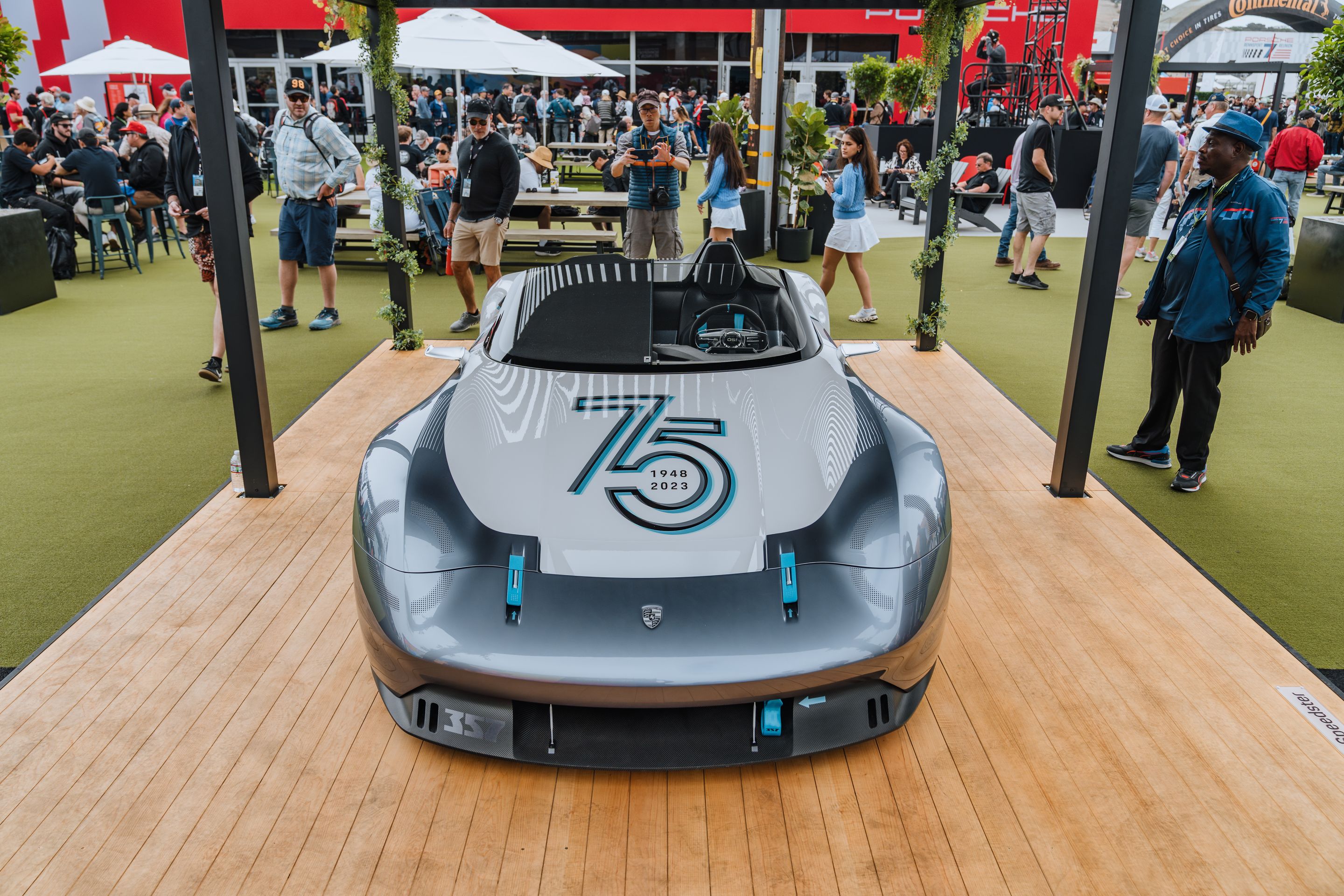 White Porsche 911 996 GT2 with 18" EC-7RS Apex wheels in Anthracite