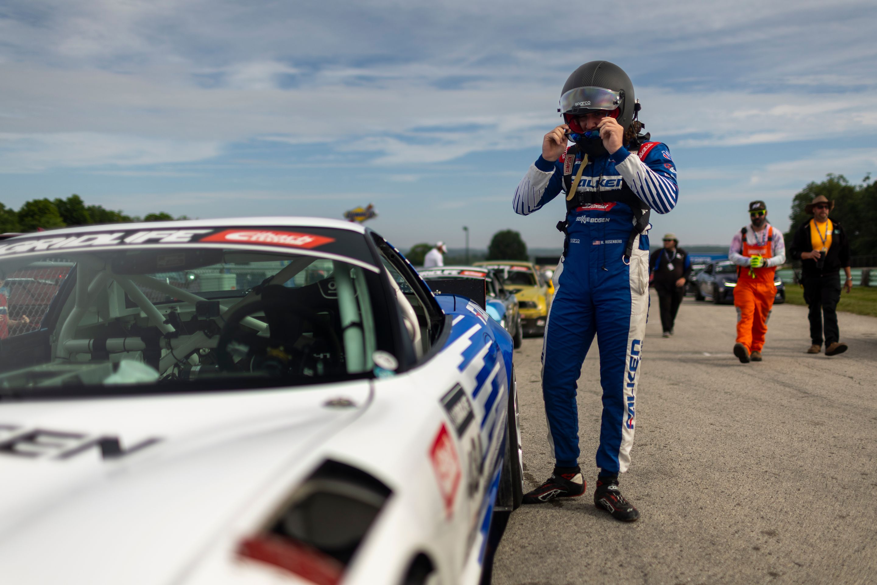 White Chevrolet C5 Corvette Z06 with 19" VS-5RS Apex wheels in Brushed Clear