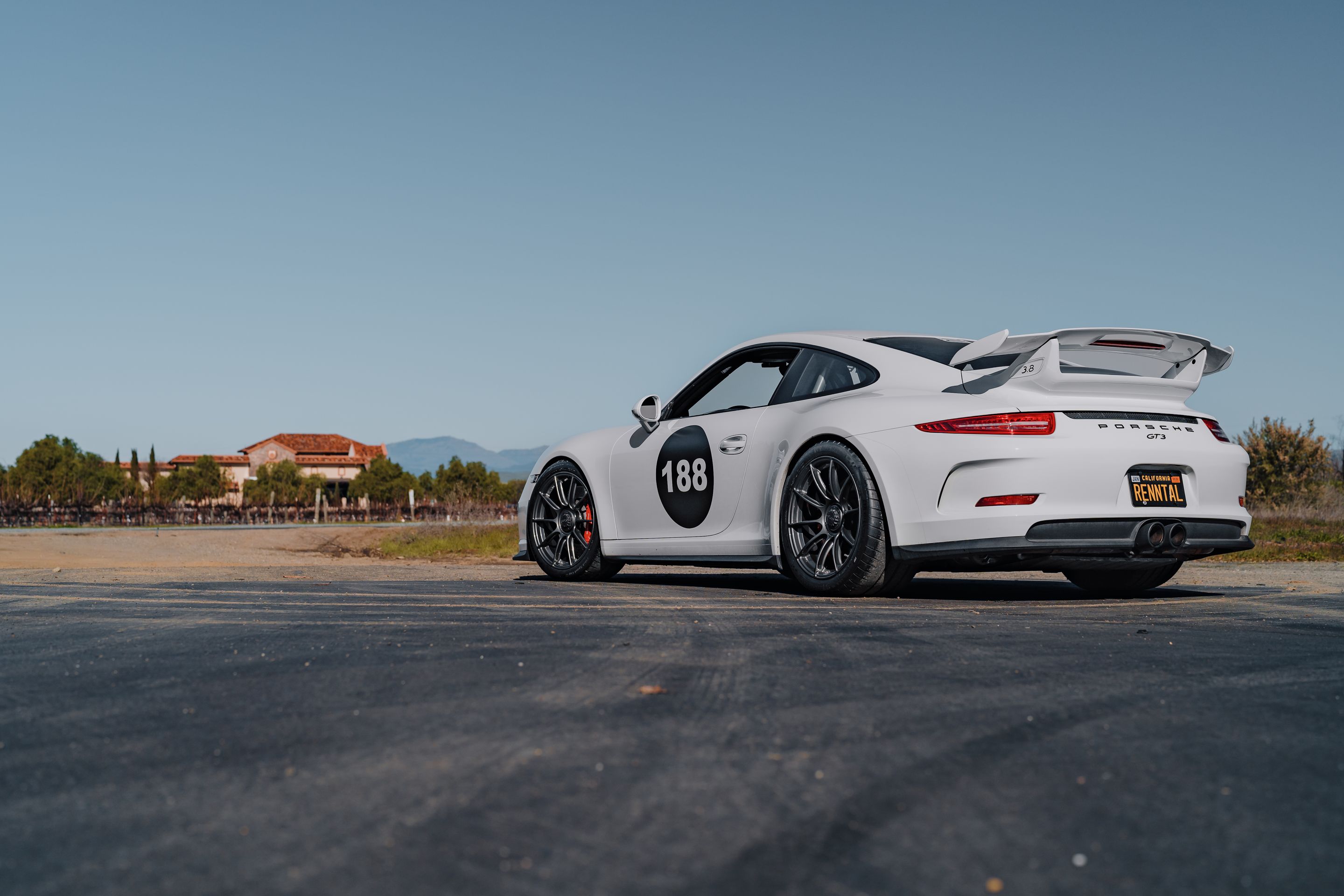 White Porsche 911 991.1 GT3 with 19" SM-10RS Apex wheels in Anthracite