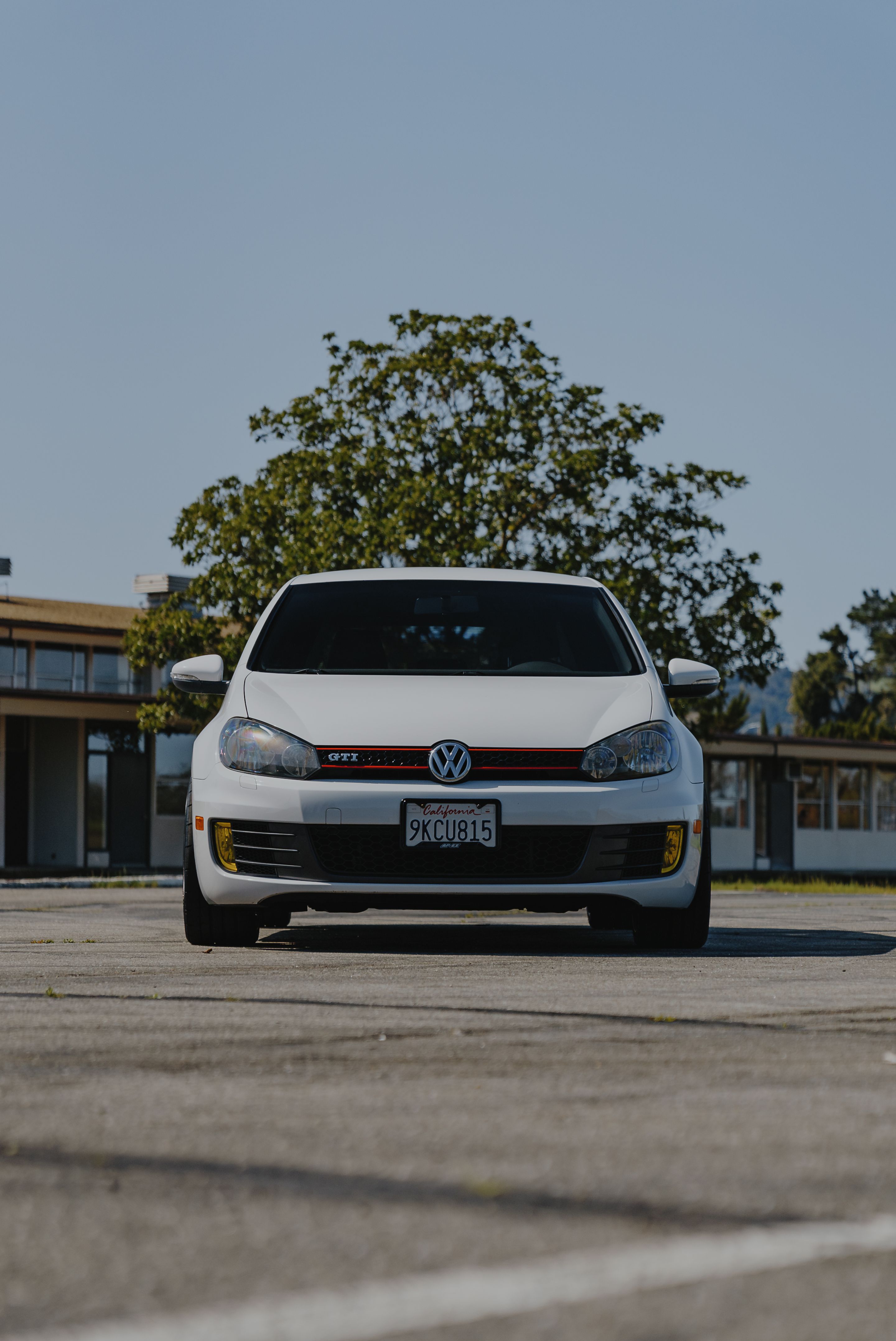 White VW MK6 GTI with 18" SM-10 Apex wheels in Anthracite