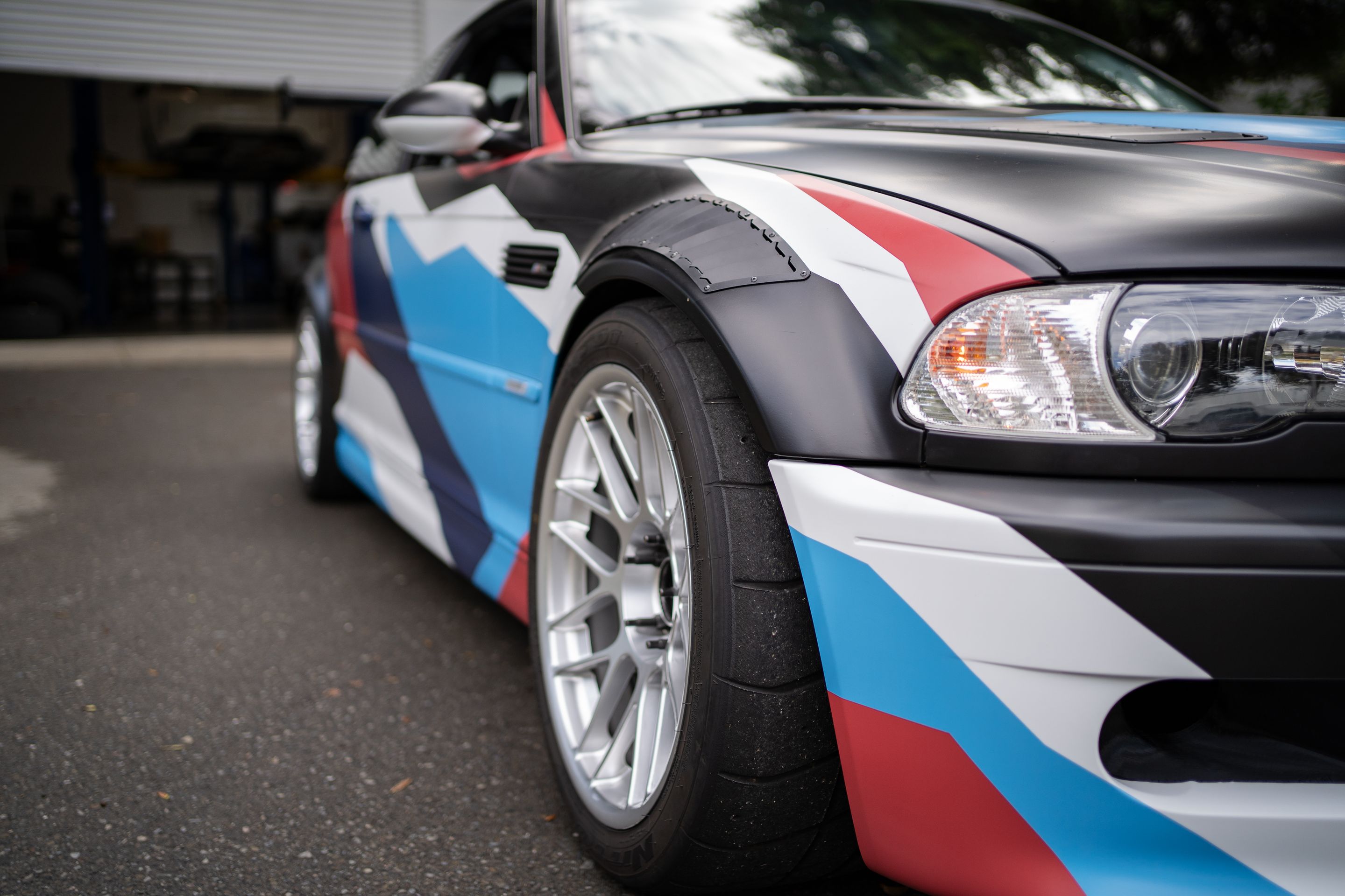 Race Livery BMW E46 M3 with 18" ARC-8 Apex wheels in Hyper Silver