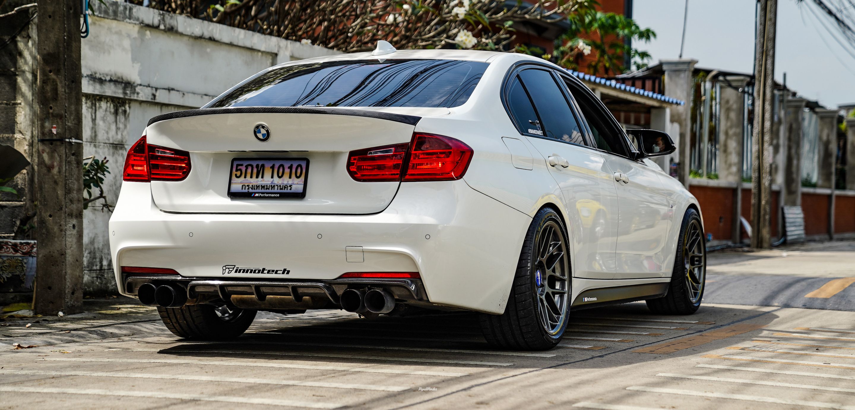 White BMW F30 Sedan 3 Series with 18" ARC-8 Apex wheels in Anthracite
