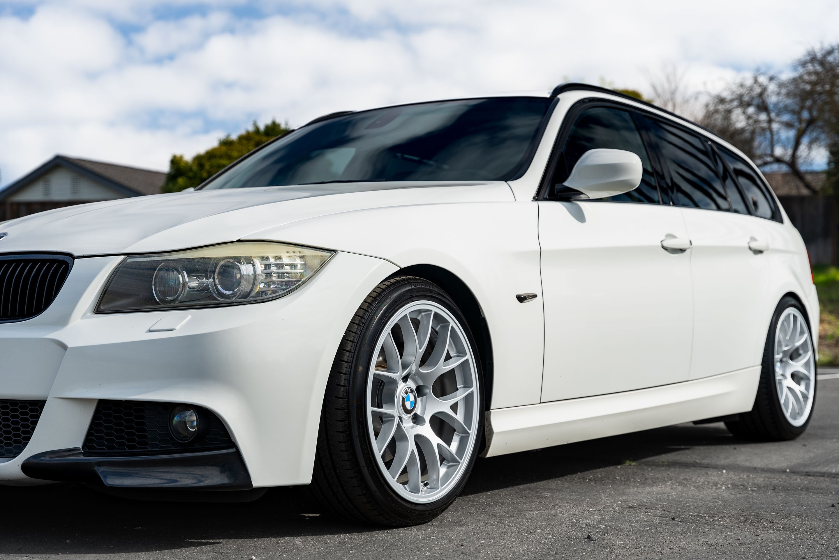 White BMW E91 LCI Wagon 3 Series with 18" EC-7 Apex wheels in Race Silver