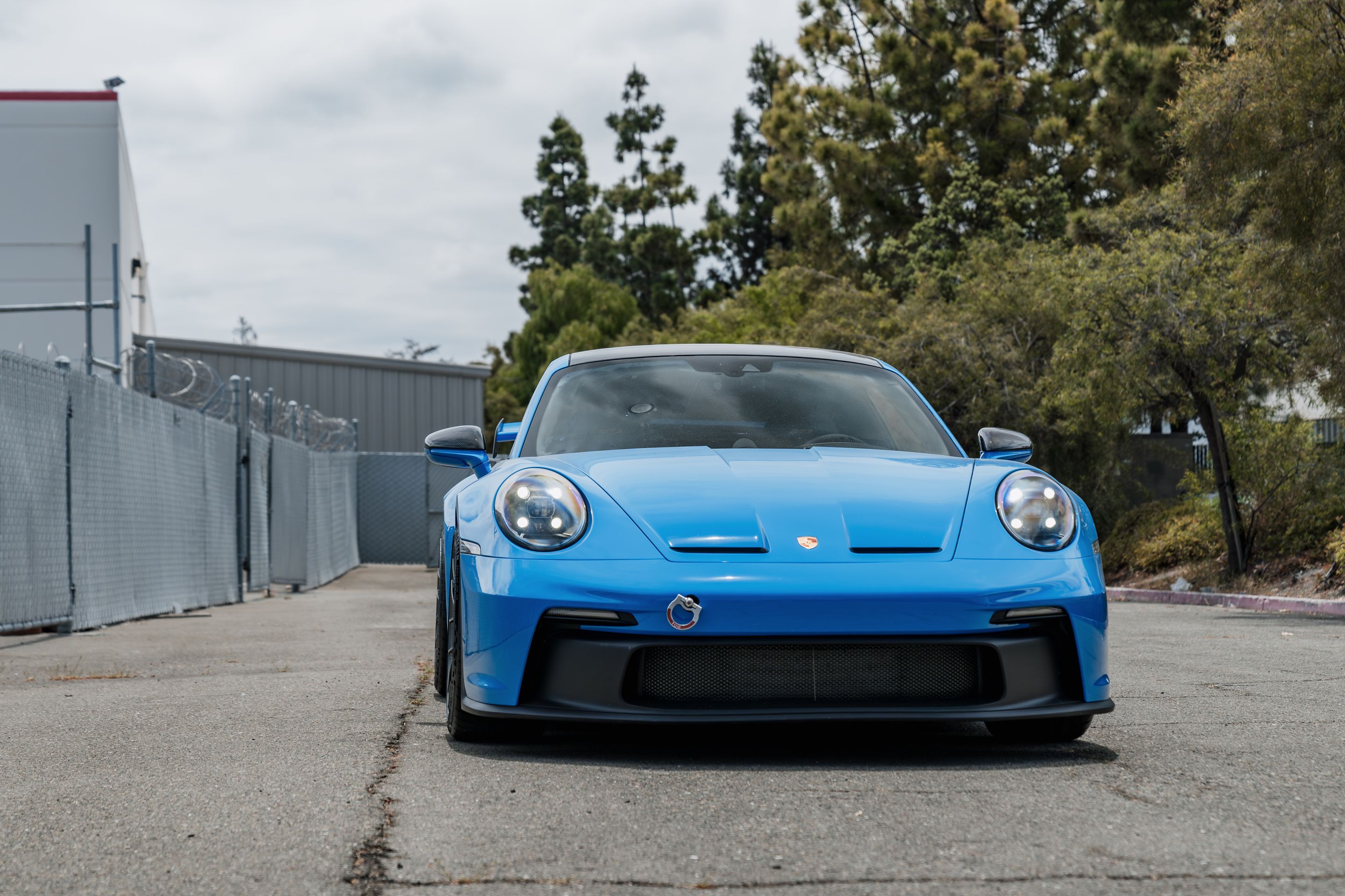 Blue Porsche 911 992.1 GT3 with 19" EC-7RS Apex wheels in Anthracite