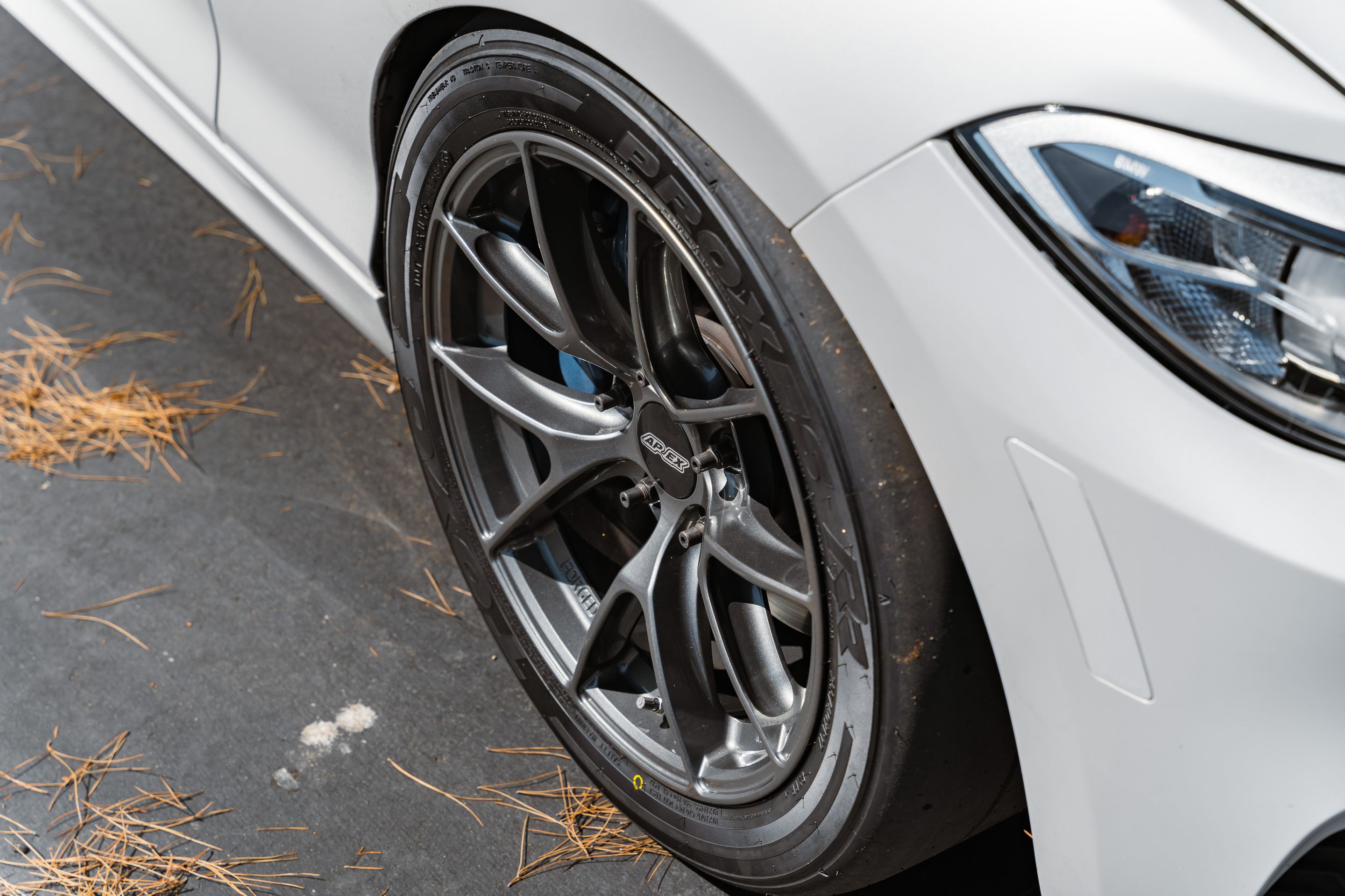 White BMW F22 Coupe 2 Series with 17" VS-5RS Apex wheels in Anthracite