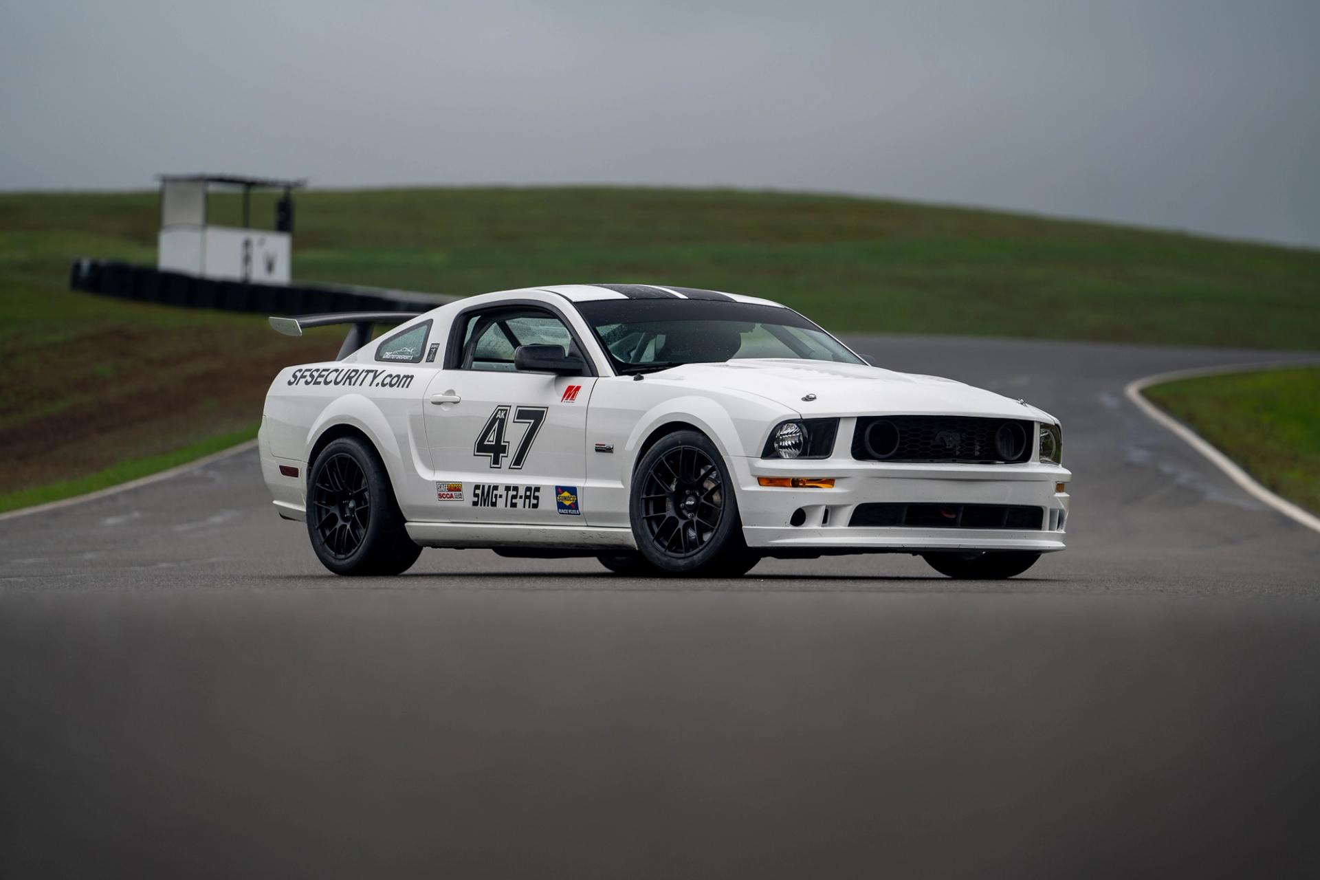 Ford S197 Mustang GT with 18