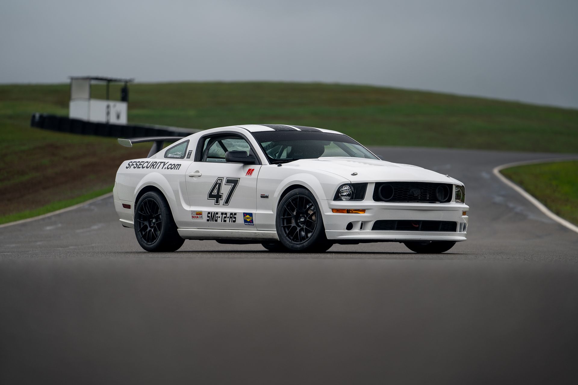 Ford S197 Mustang GT with 18