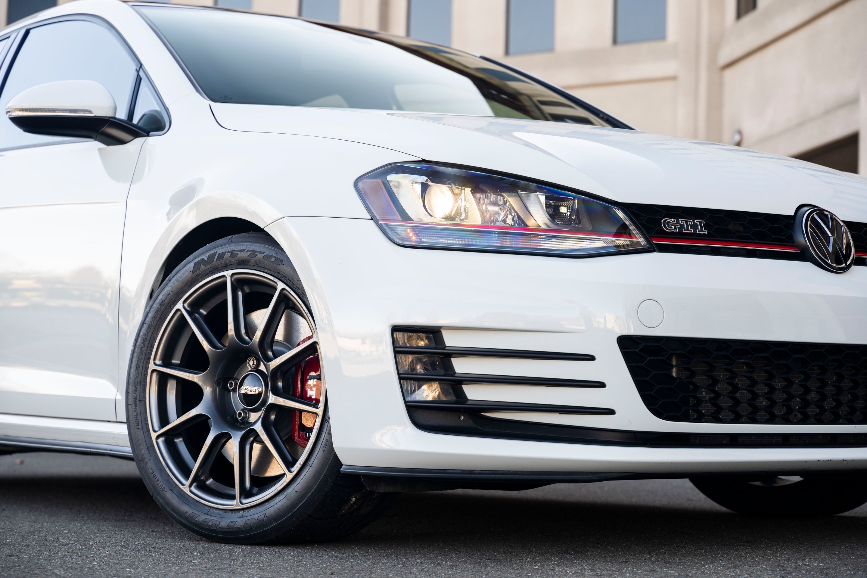 White VW MK7 GTI with 17" SM-10 Apex wheels in Anthracite