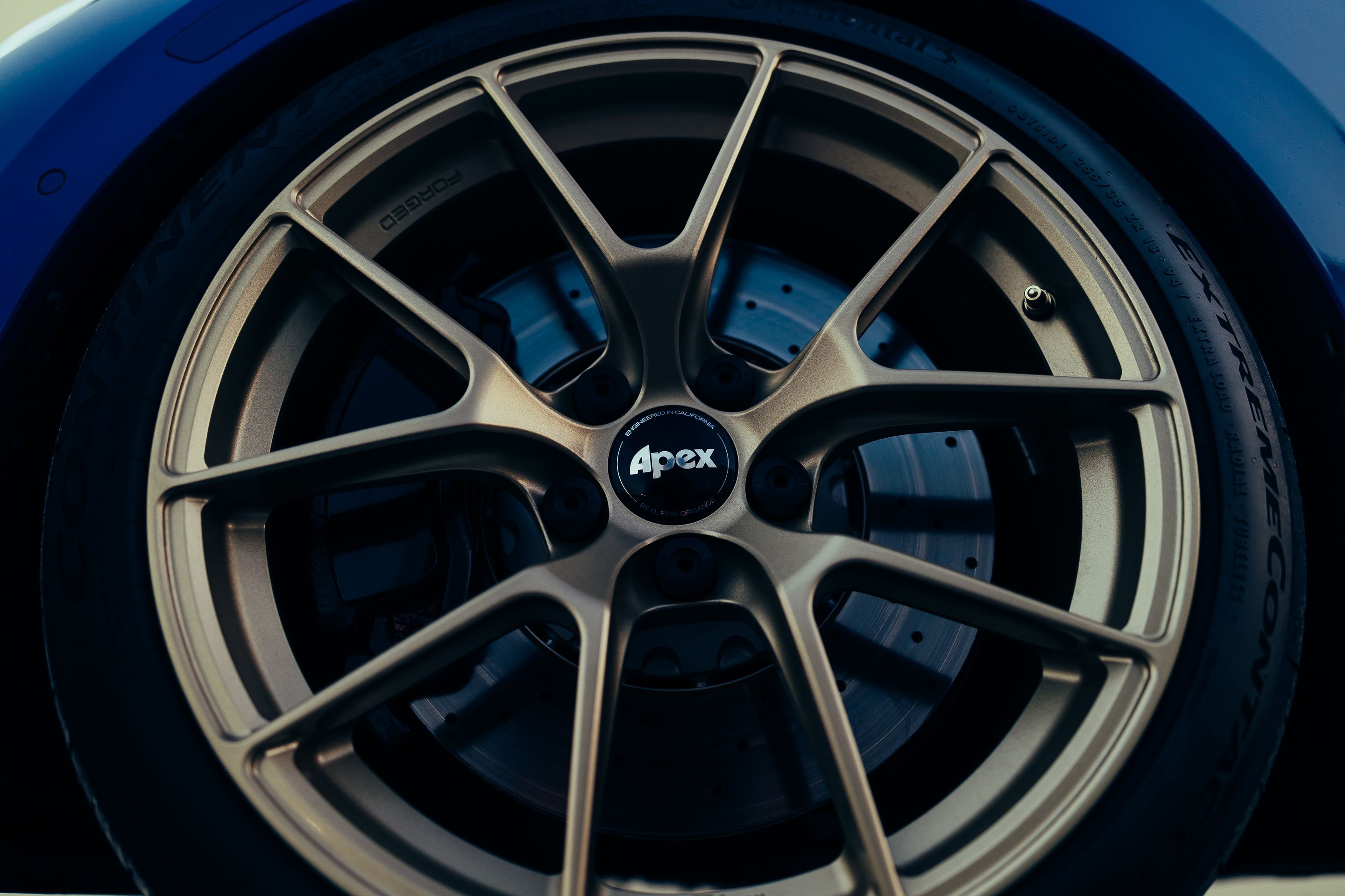 Blue VW MK8 Golf R with 18" VS-5RS Apex wheels in Motorsport Gold