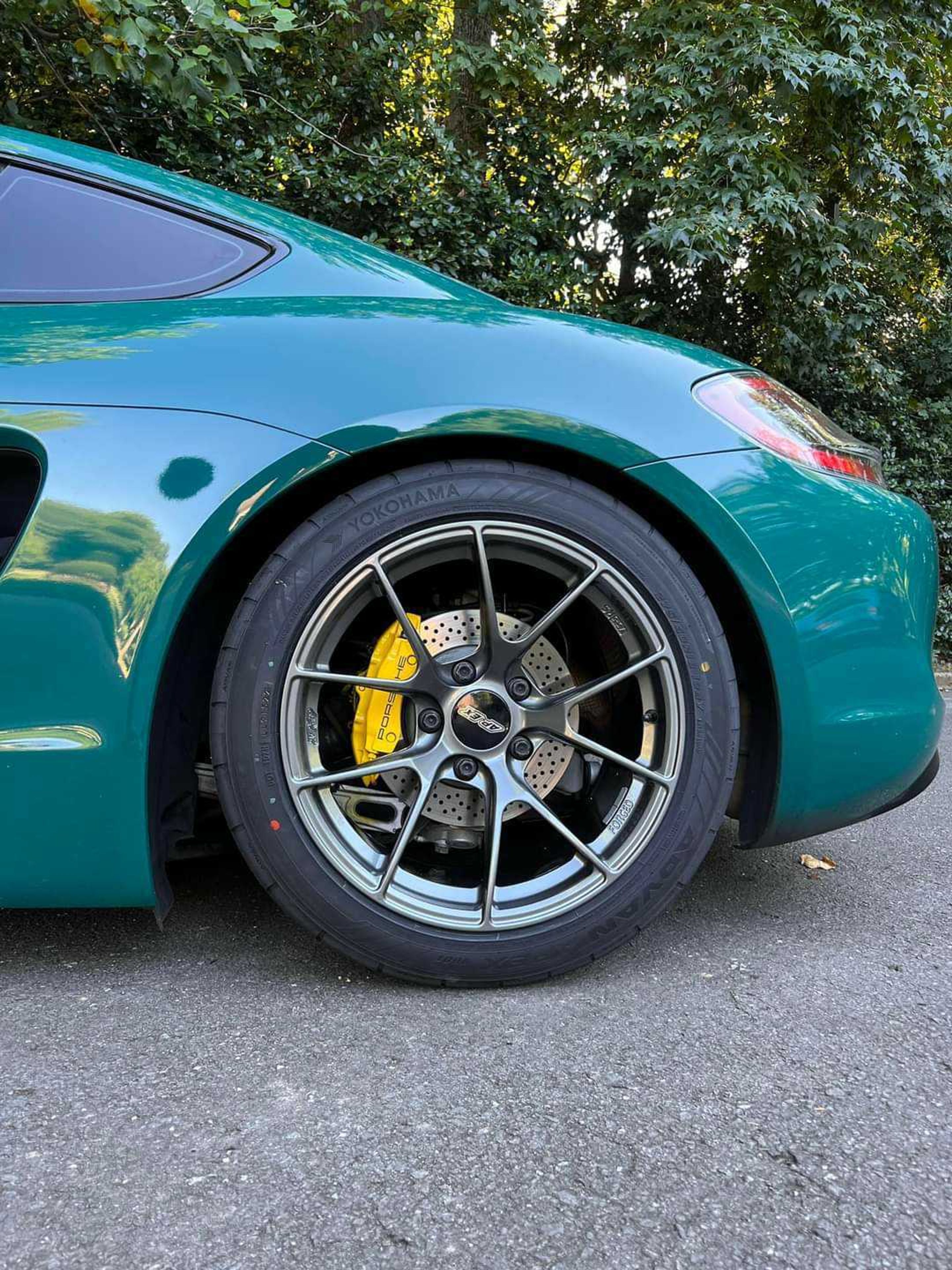 Green Porsche 981 Cayman GTS with 18" VS-5RS Apex wheels in Anthracite