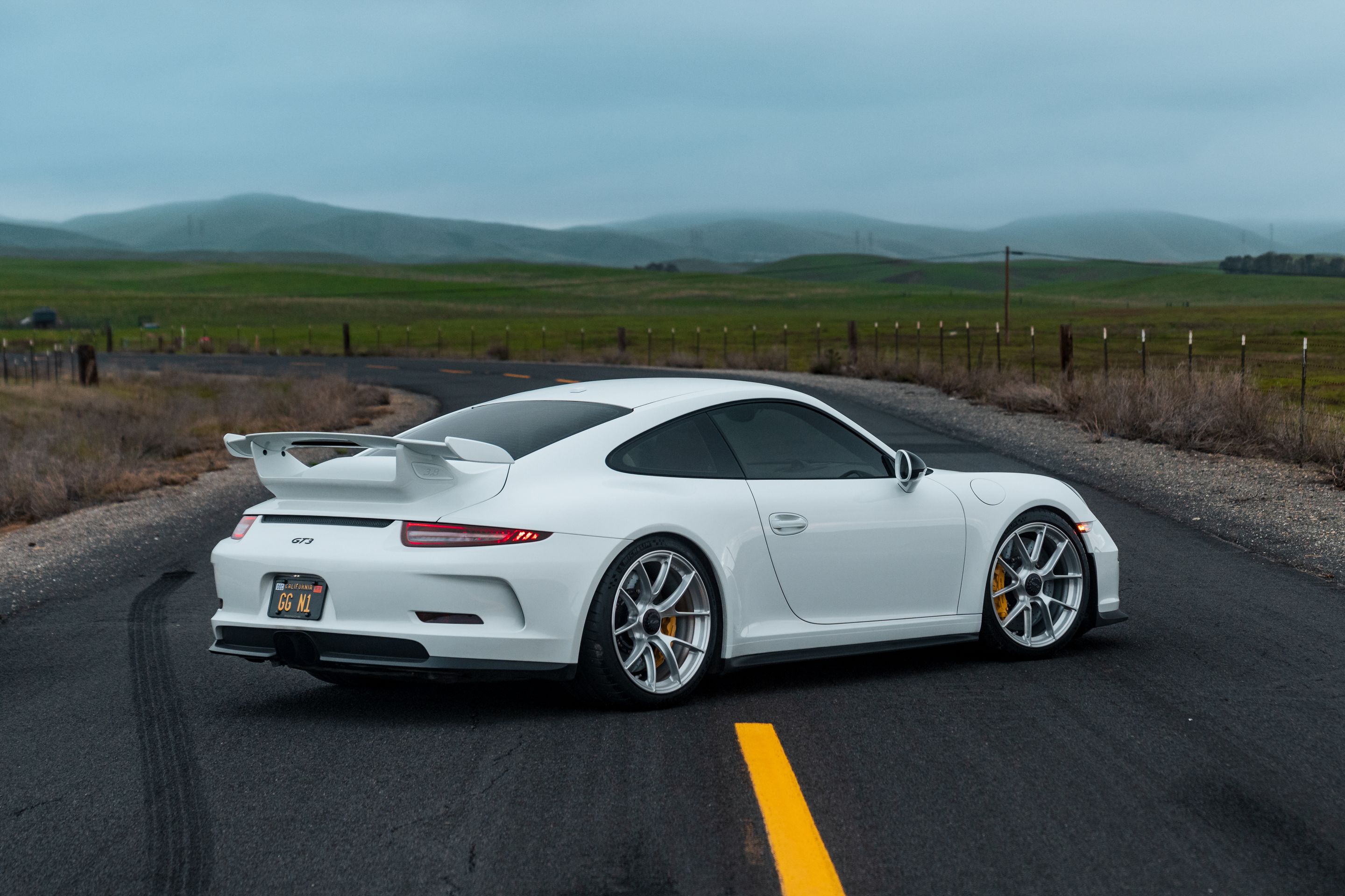 White Porsche 911 991.1 GT3 with 20" VS-5RS Apex wheels in Brushed Clear