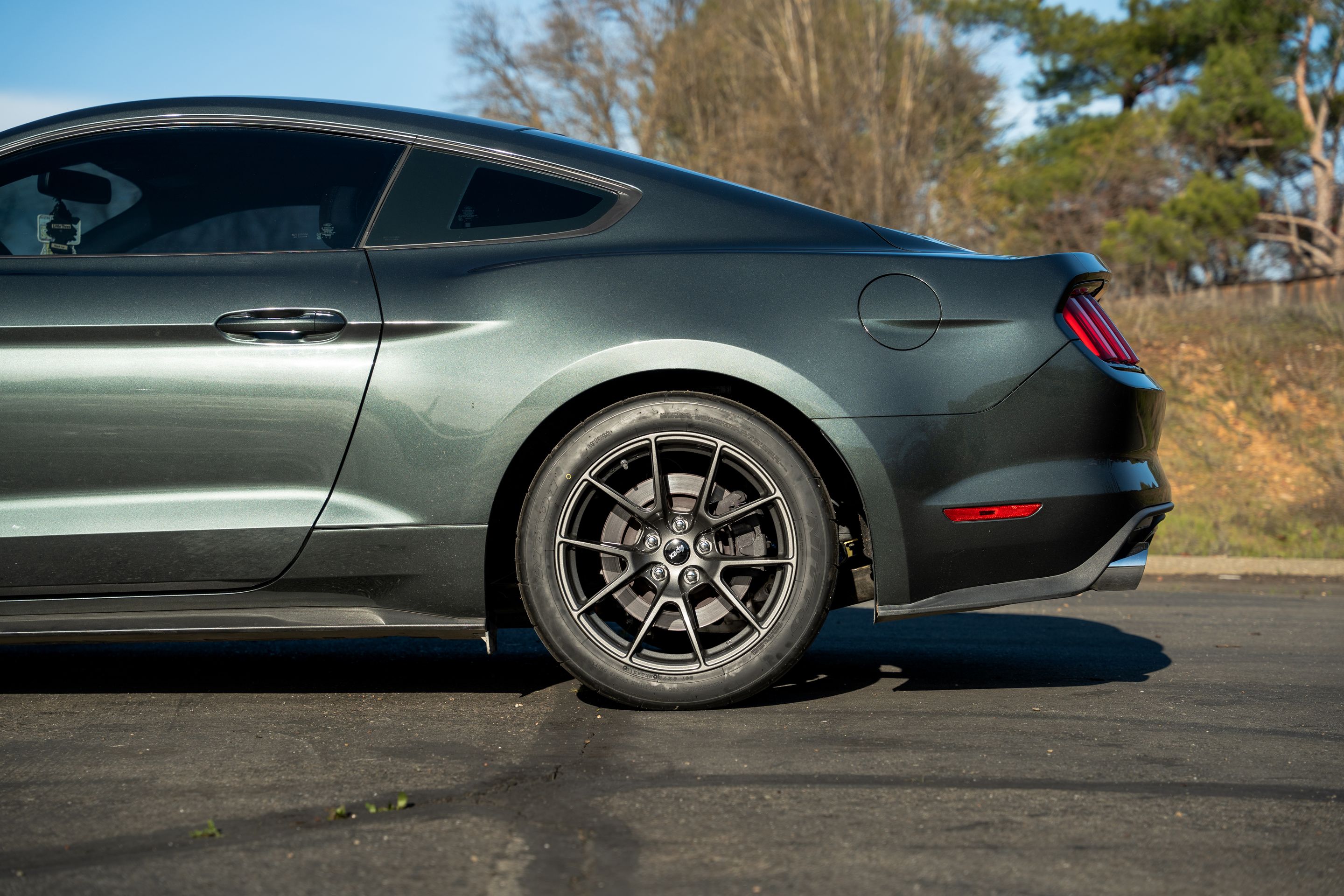 Green Ford S550 Mustang GT with 18" VS-5 Apex wheels in Anthracite
