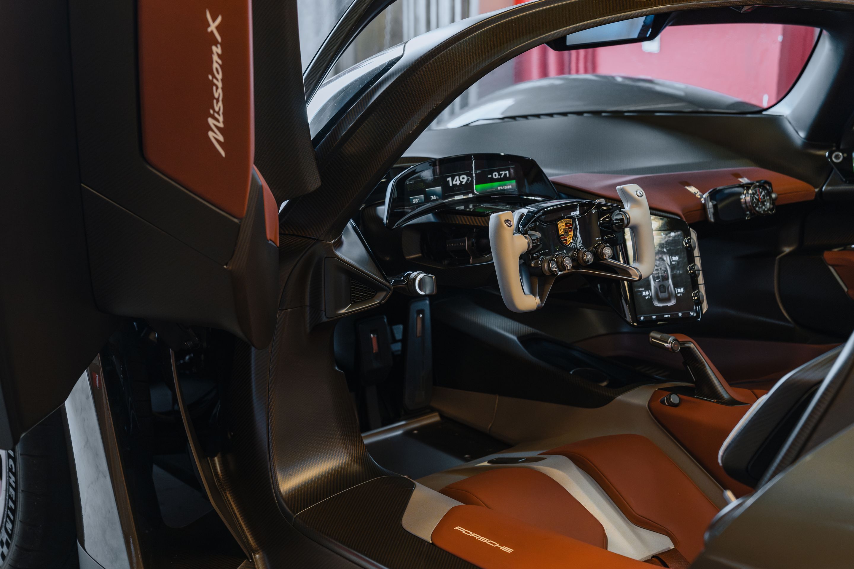 White Porsche 911 996 GT2 with 18" EC-7RS Apex wheels in Anthracite