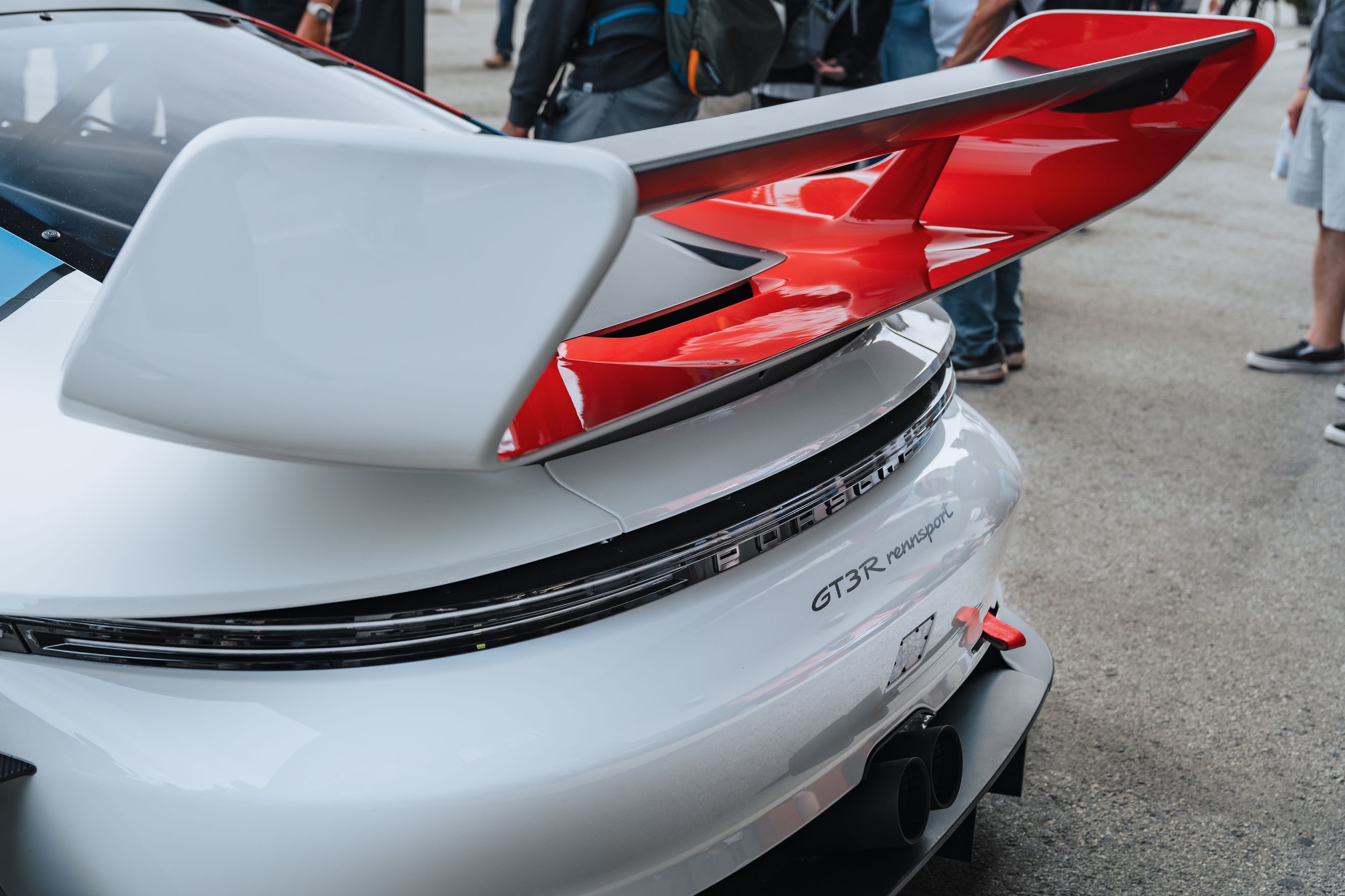 White Porsche 911 996 GT2 with 18" EC-7RS Apex wheels in Anthracite