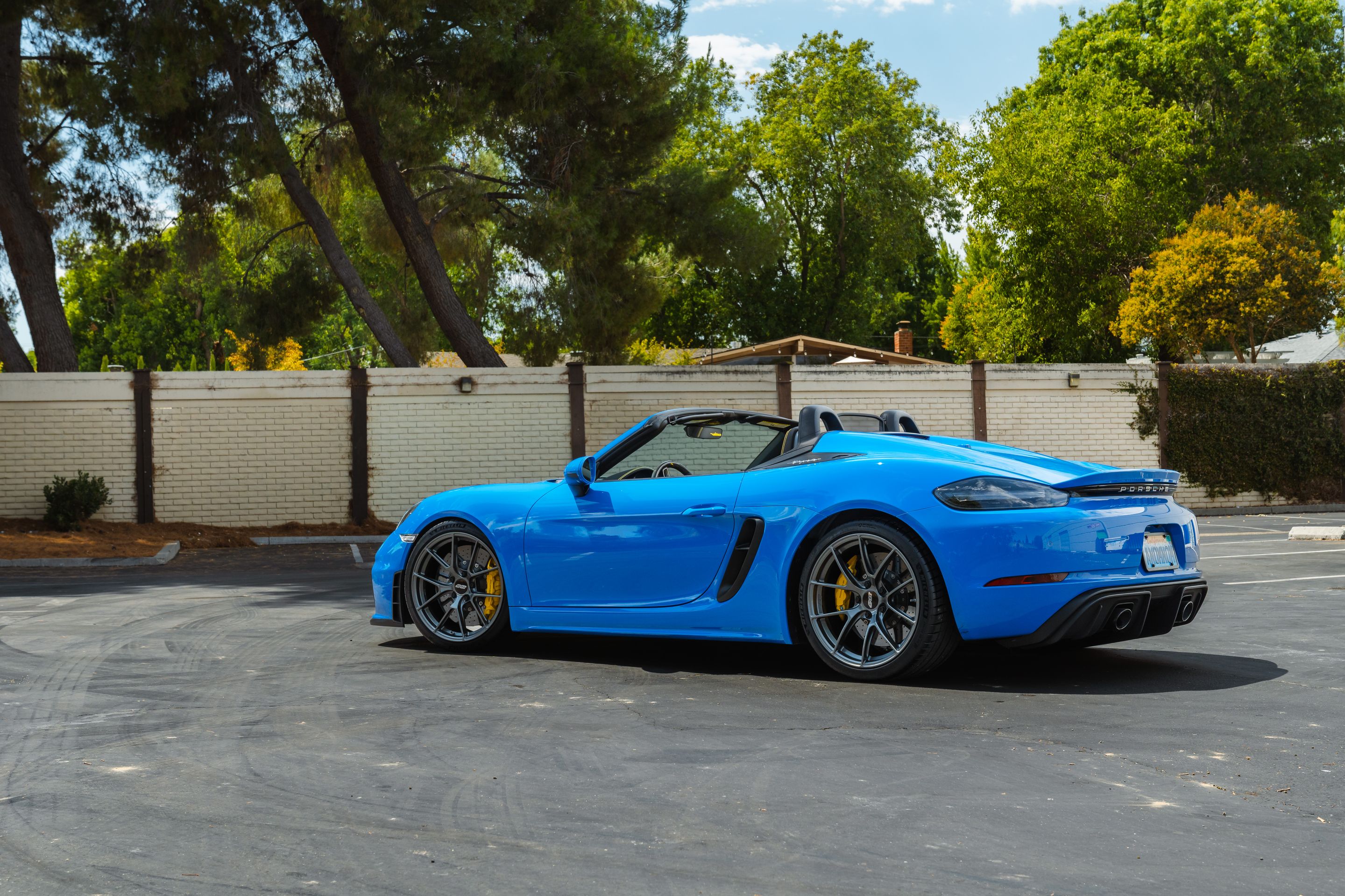 Blue Porsche 718 Spyder with 20" VS-5RS Apex wheels in Anthracite