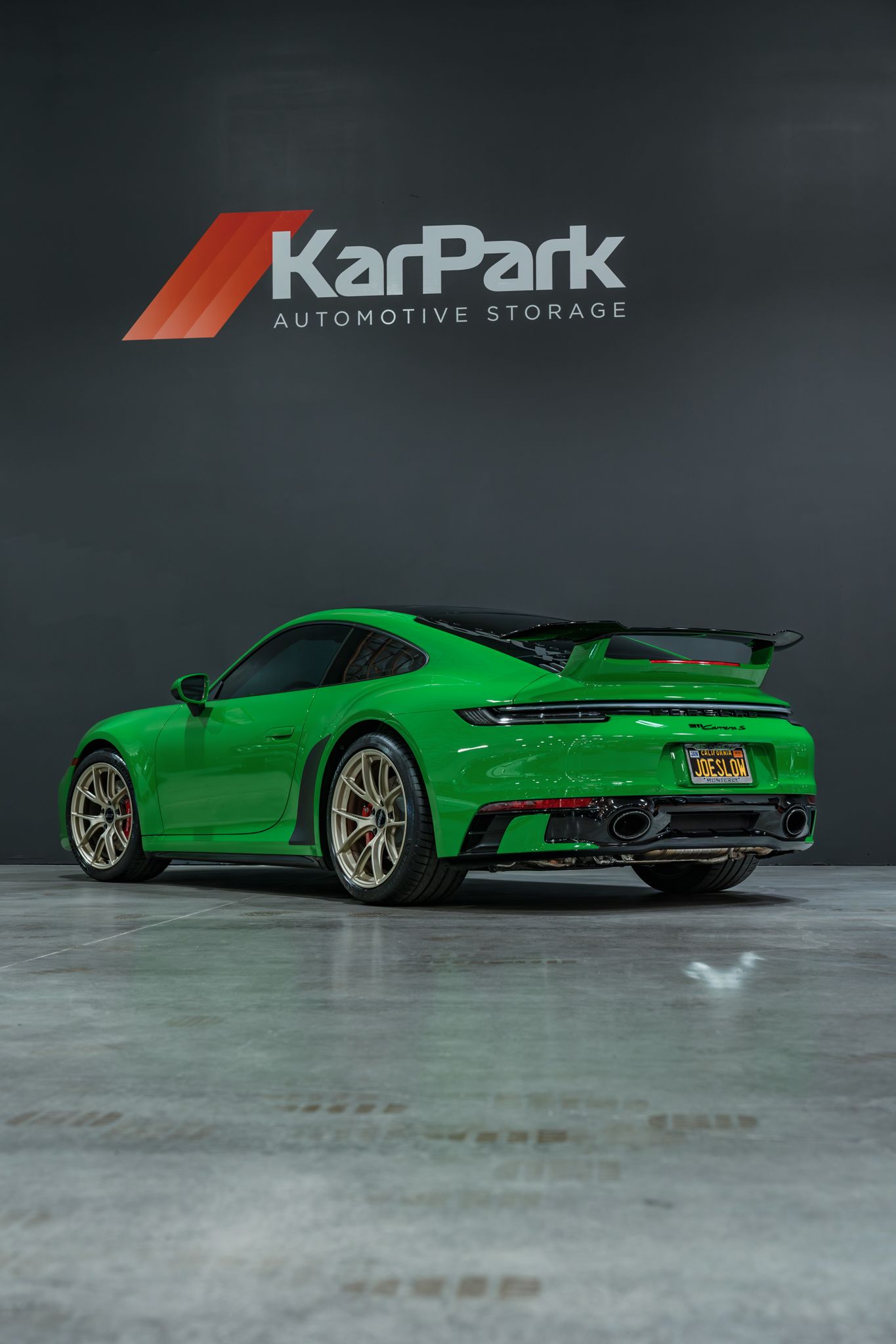 Green Porsche 911 992.1 Carrera S with 19"/20" VS-5RS Apex wheels in Motorsport Gold