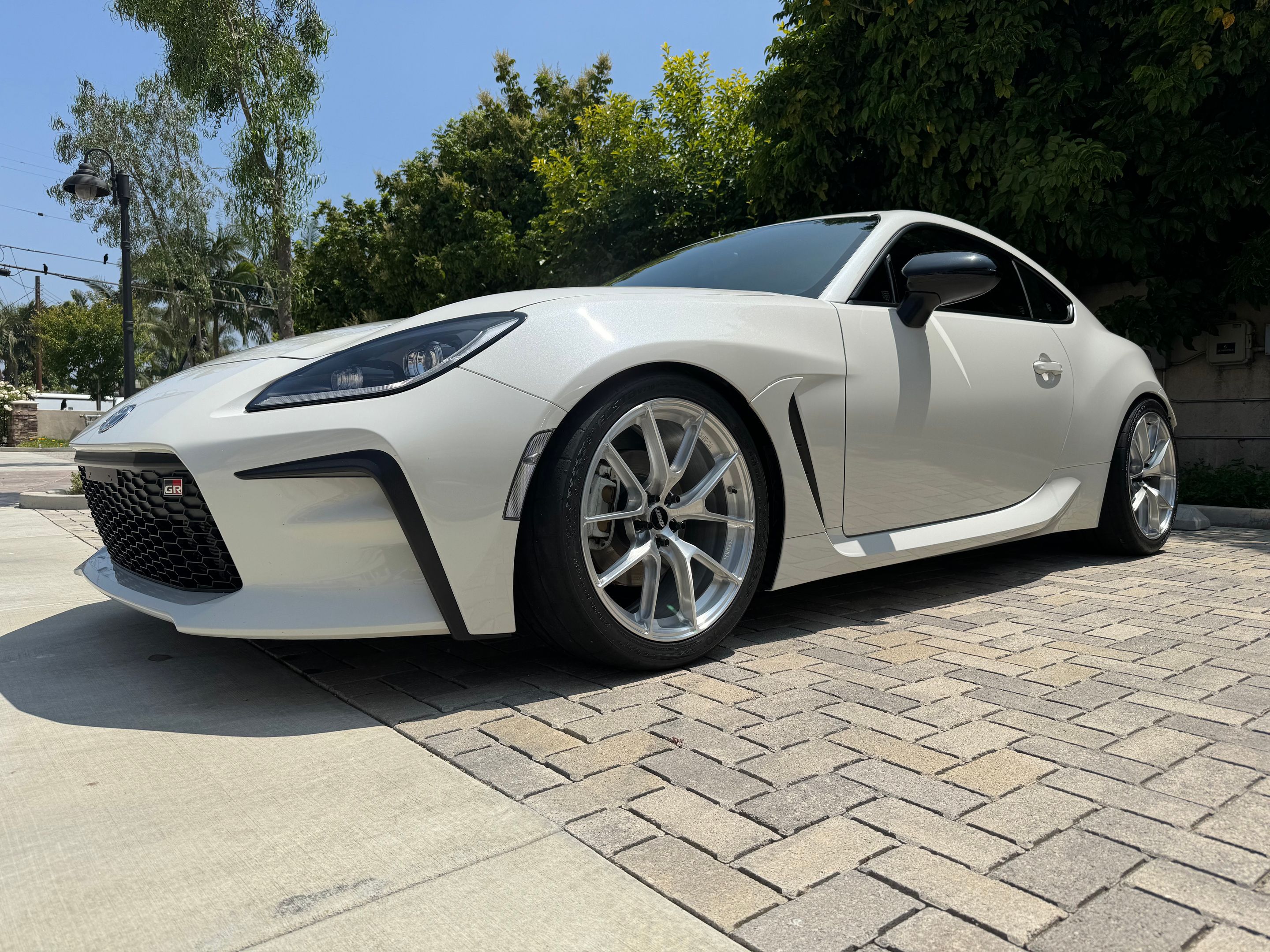 White Toyota GR86 with 18" VS-5RS Apex wheels in Brushed Clear