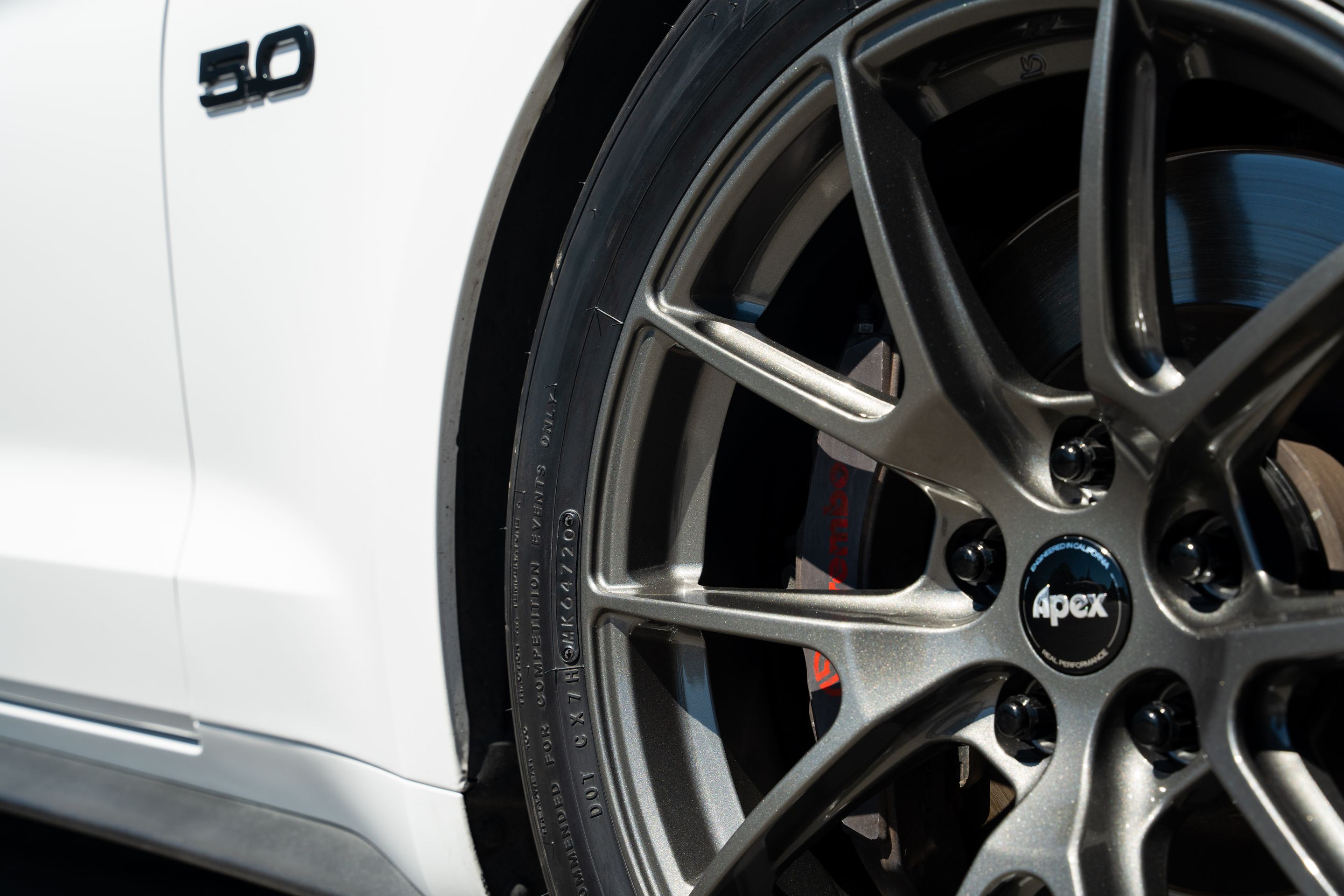 White Ford S550 Mustang GT with 18" VS-5 Apex wheels in Anthracite