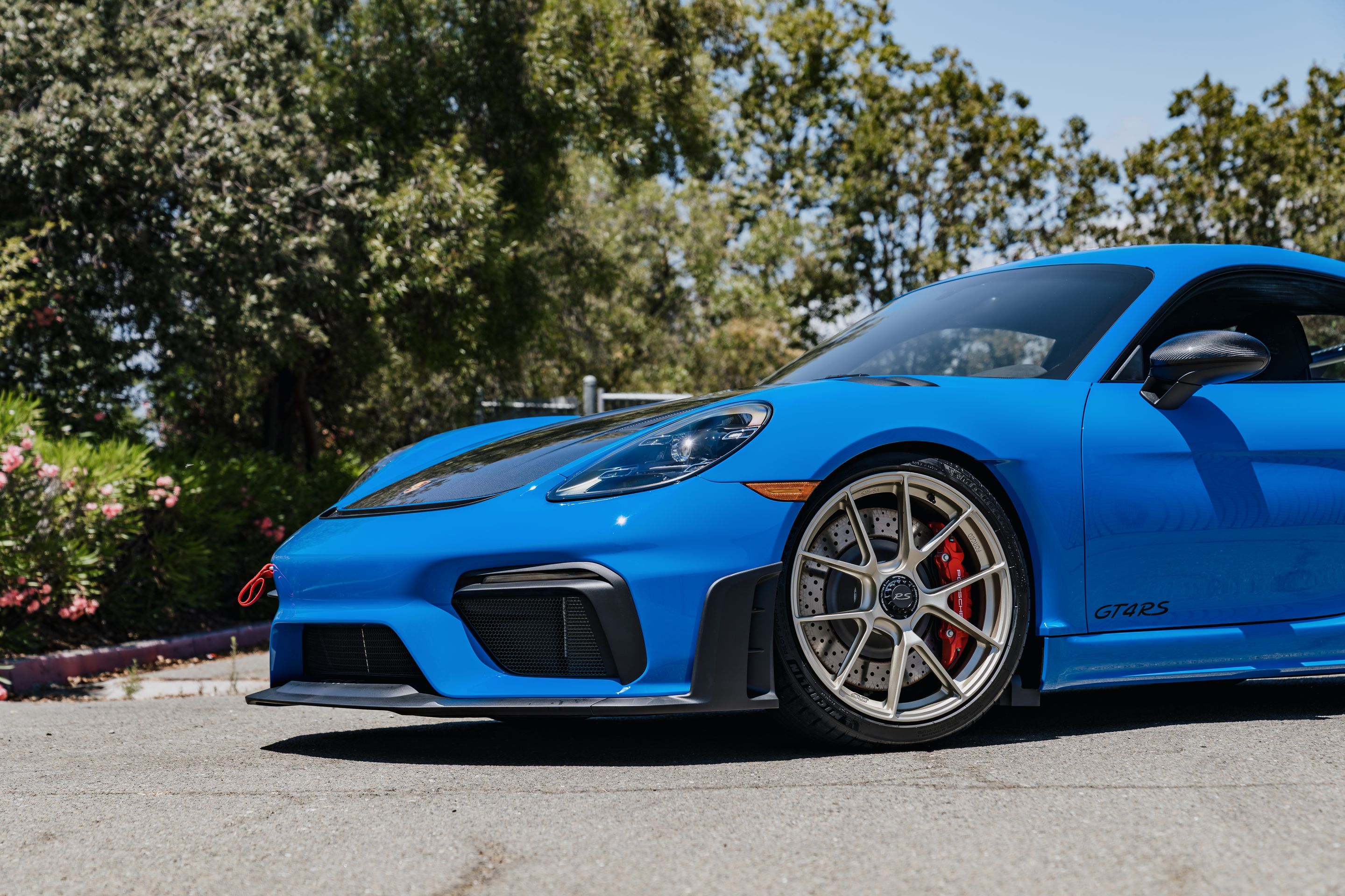Blue Porsche 718 Cayman GT4 RS with 20" VS-5RS Apex wheels in Motorsport Gold