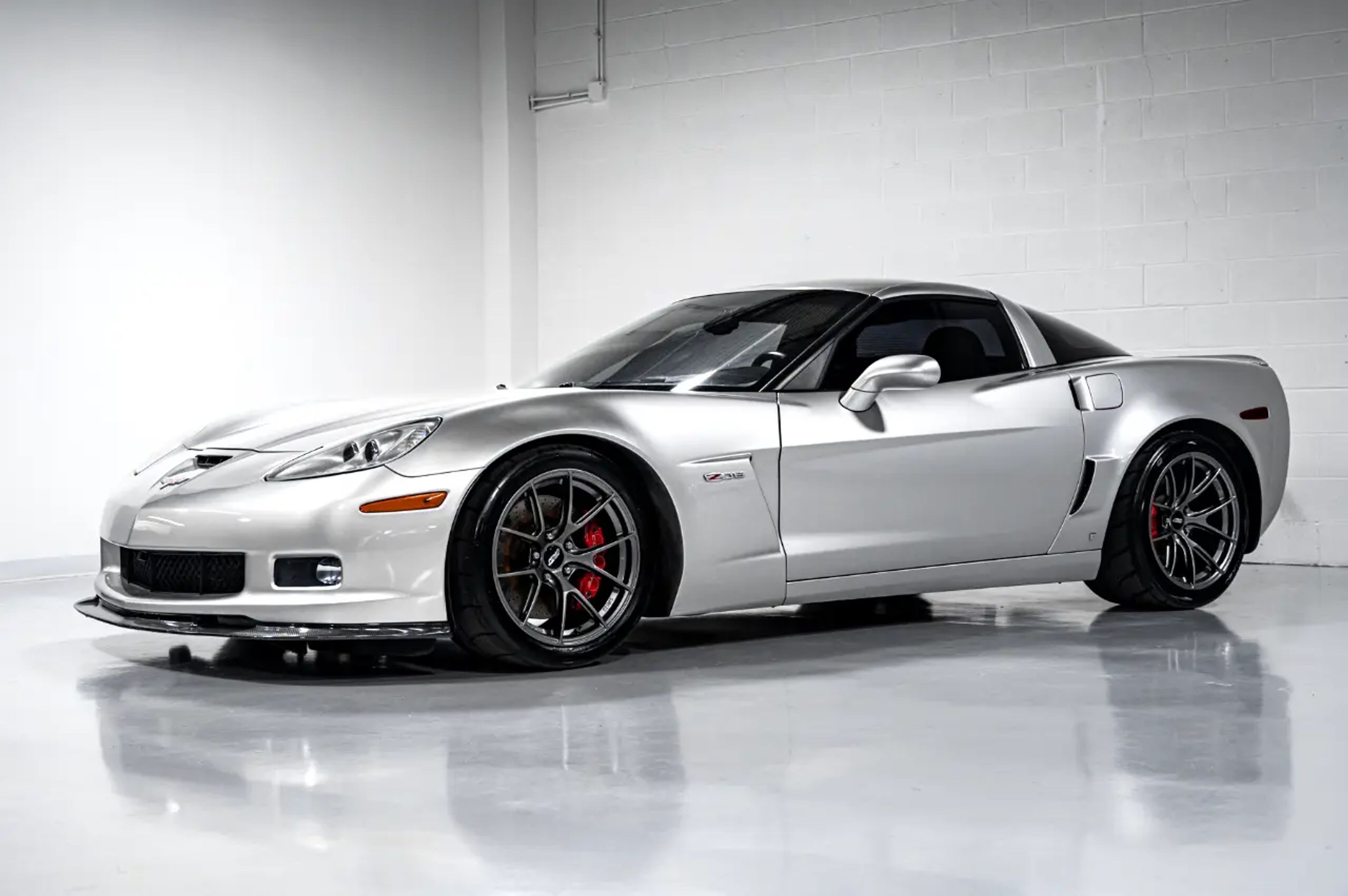 Silver Chevrolet C6 Corvette Z06 with 18"/19" VS-5RS Apex wheels in Anthracite