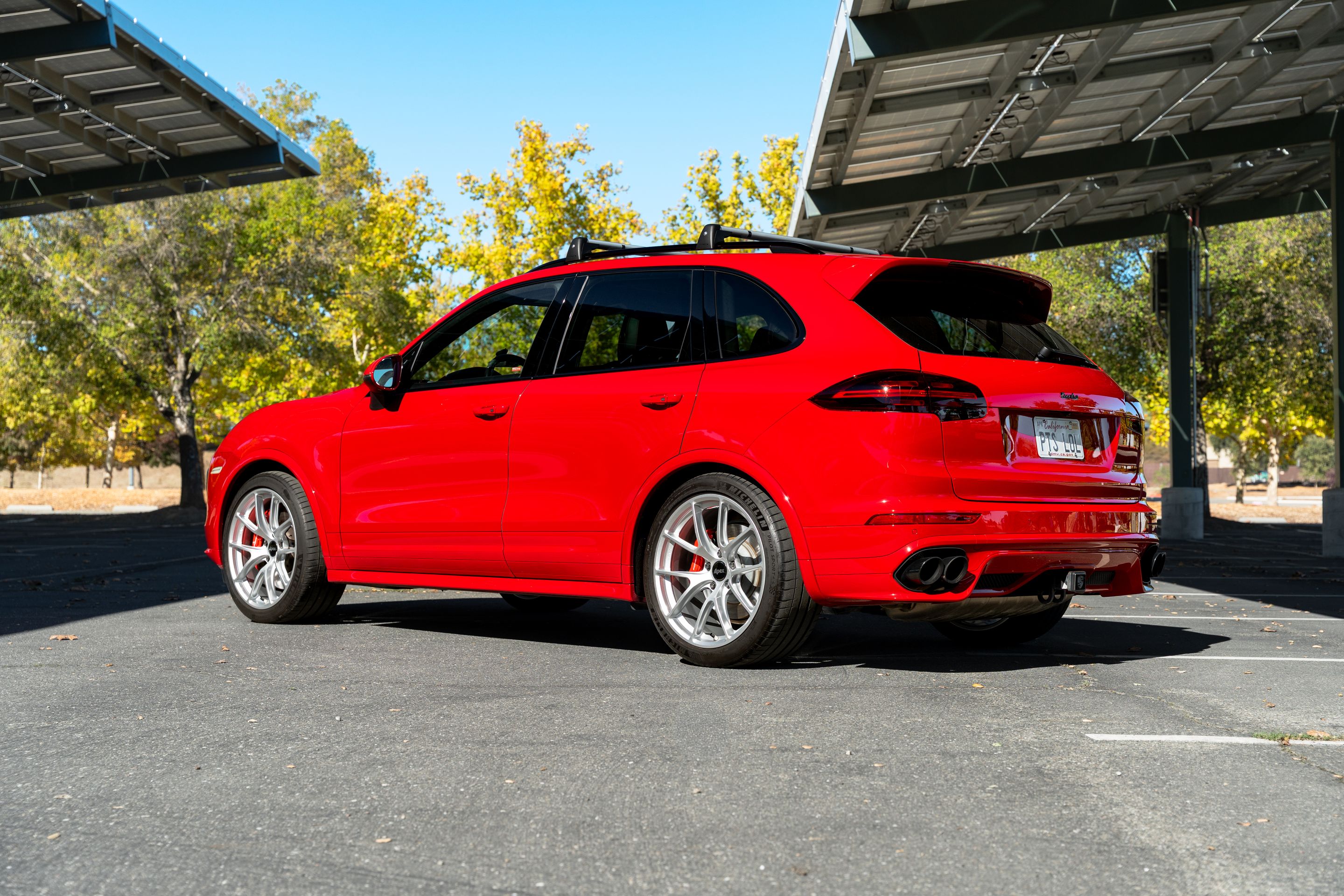 Red Porsche 958 Cayenne with 21" VS-5RX Apex wheels in Race Silver
