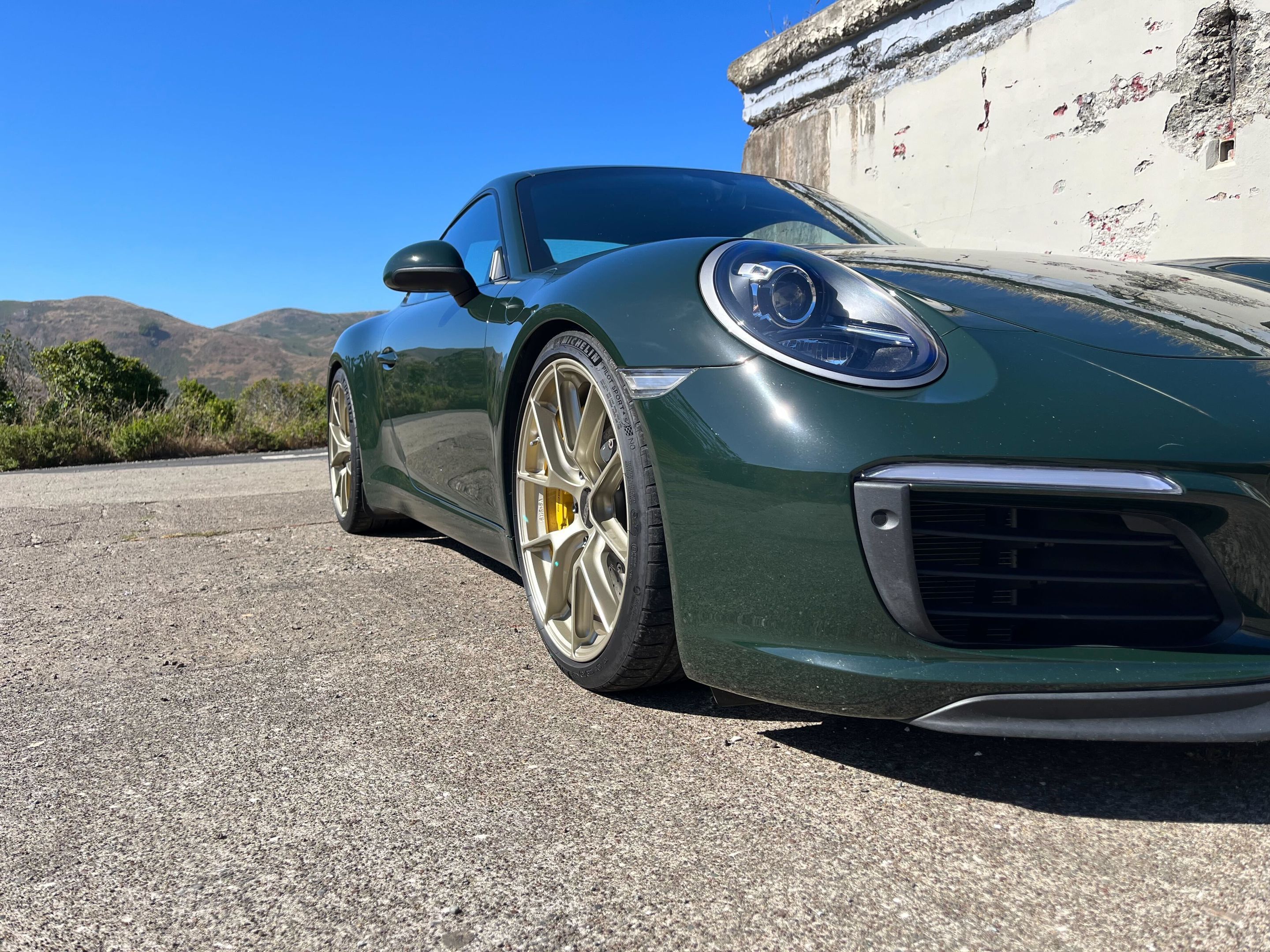 Green Porsche 911 991.2 Carrera T with 20" VS-5RS Apex wheels in Motorsport Gold