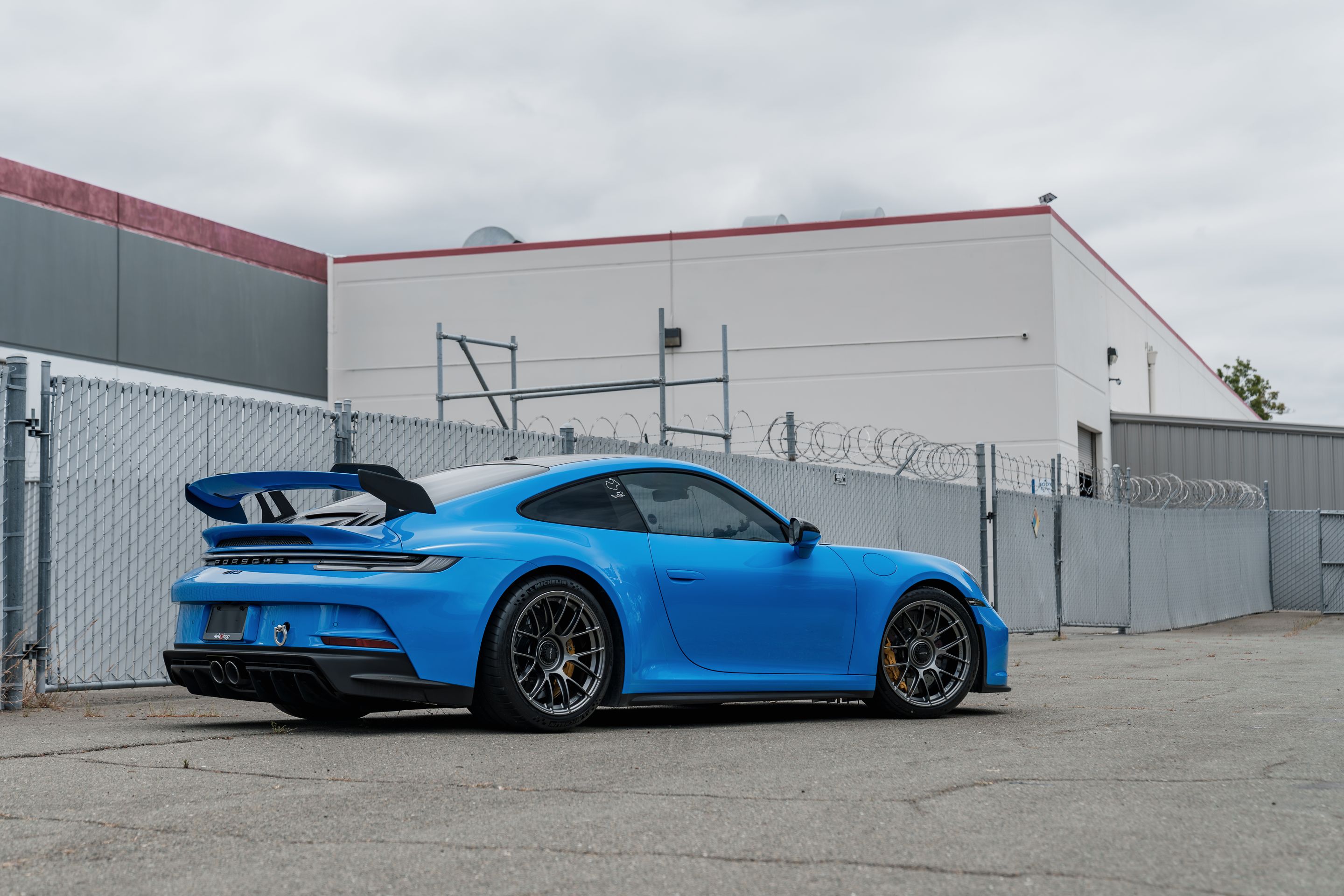 Blue Porsche 911 992.1 GT3 with 19" EC-7RS Apex wheels in Anthracite