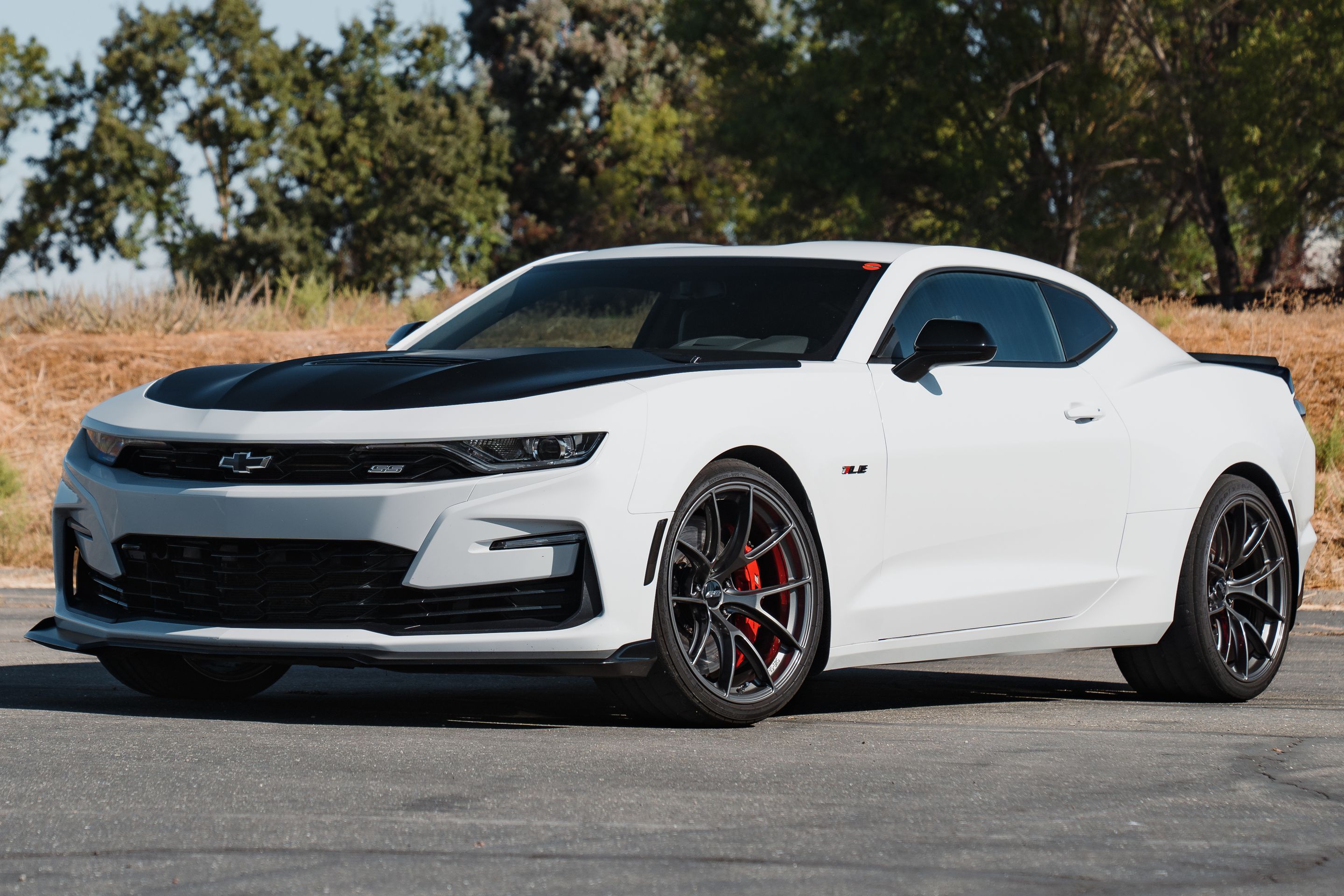 White Chevrolet 6th Gen Camaro SS 1LE with 20" VS-5RS Apex wheels in Anthracite
