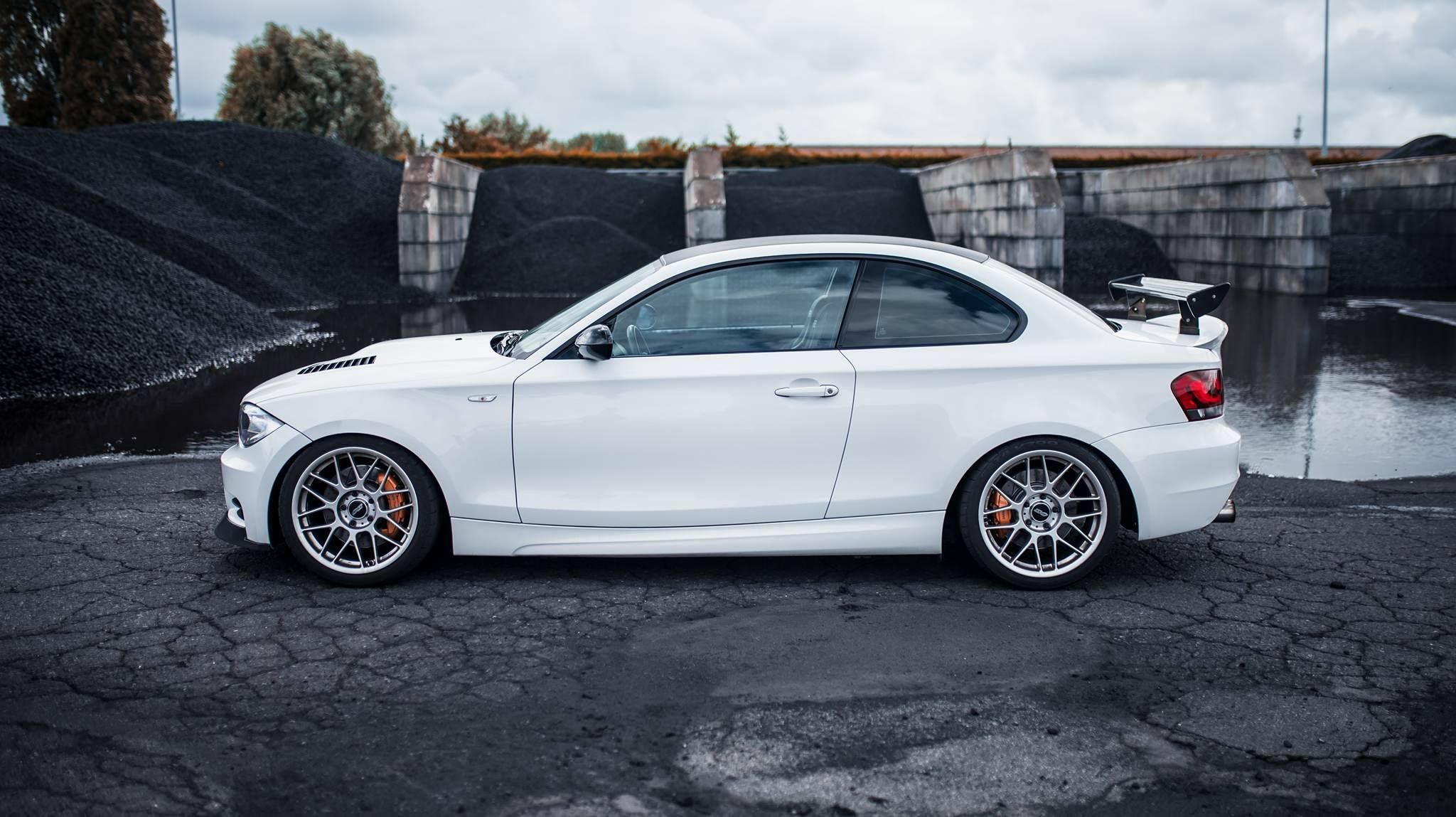 White BMW E82 Coupe 1 Series with 18" ARC-8 Apex wheels in Hyper Black