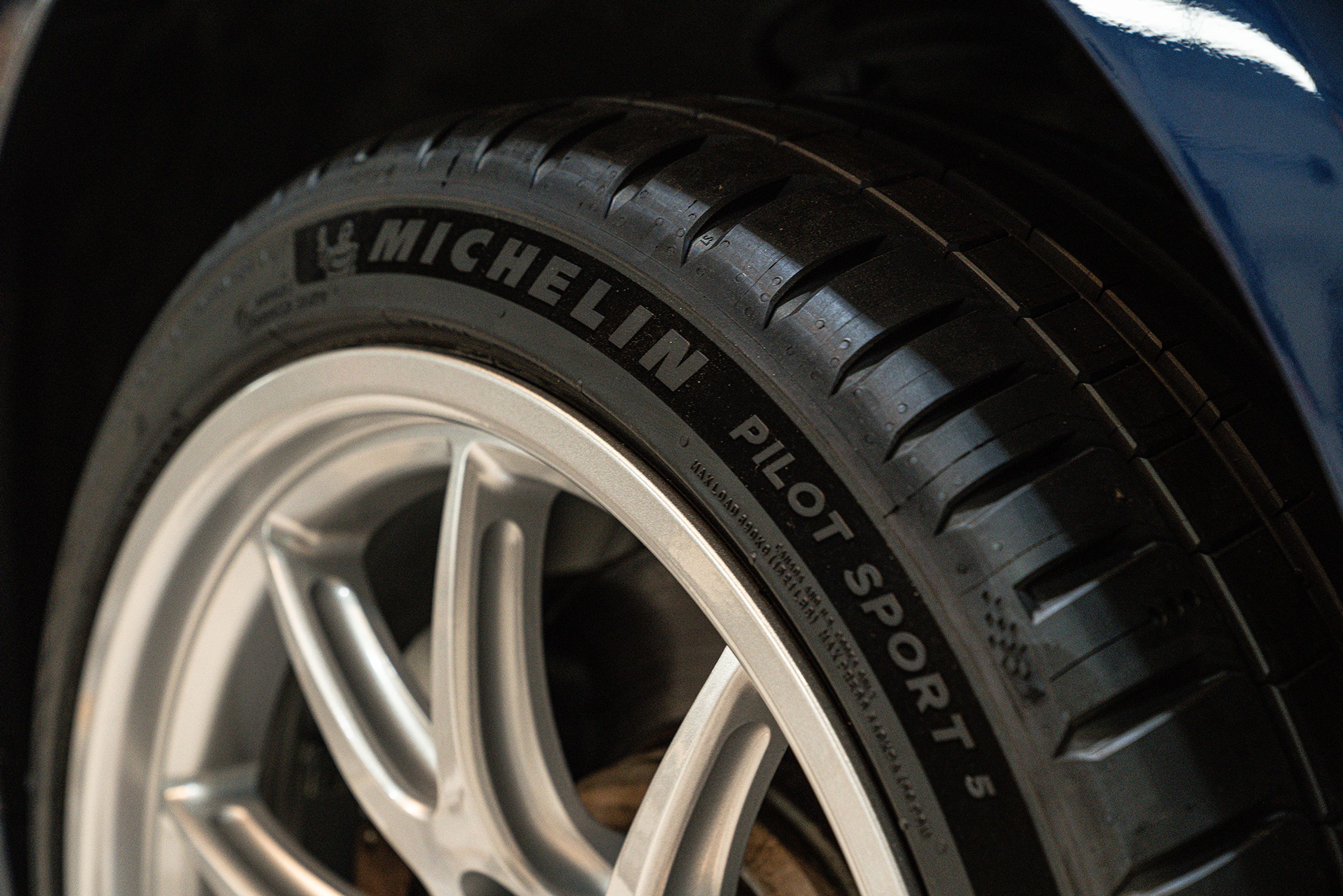 Blue BMW E89 Z4 with 18" FL-5 Apex wheels in Race Silver