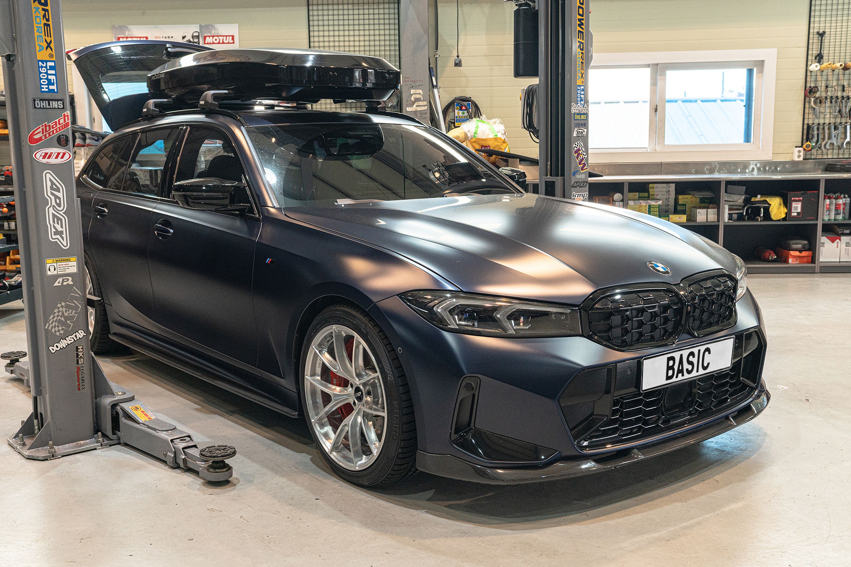 Grey BMW G21 Wagon 3 Series with 19" VS-5RS Apex wheels in Brushed Clear