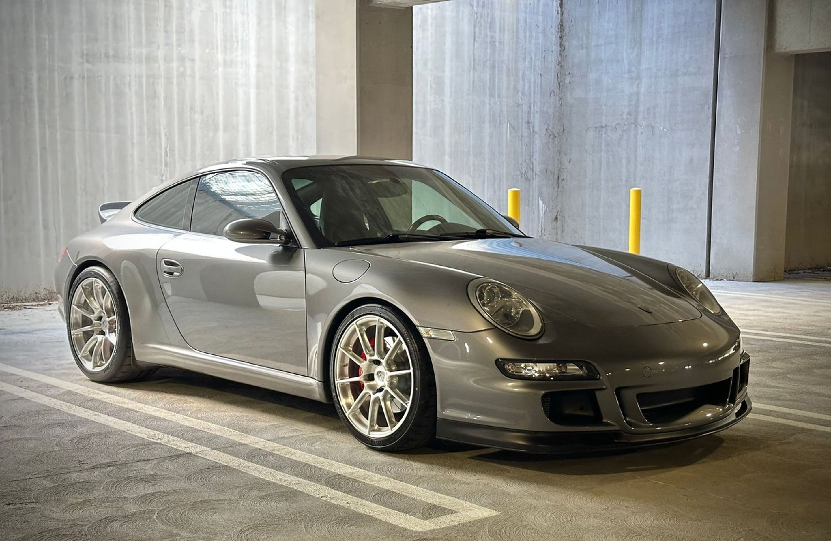 Grey Porsche 911 997 Carrera with 19" SM-10RS Apex wheels in Brushed Clear