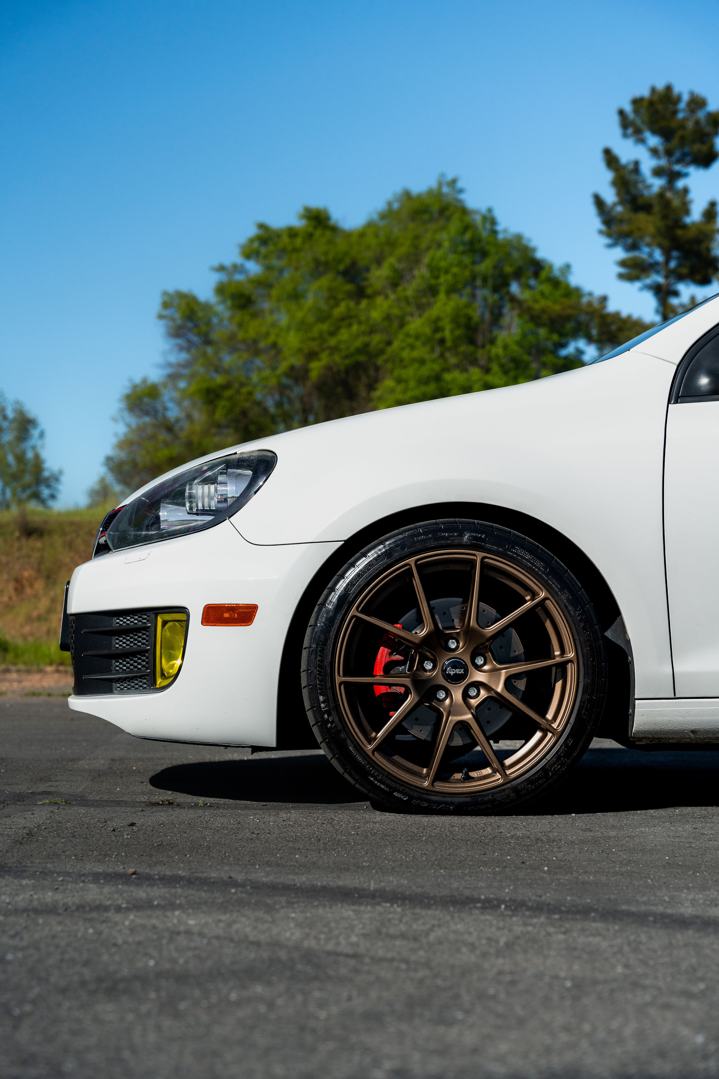 White VW MK6 GTI with 18" VS-5 Apex wheels in Satin Bronze