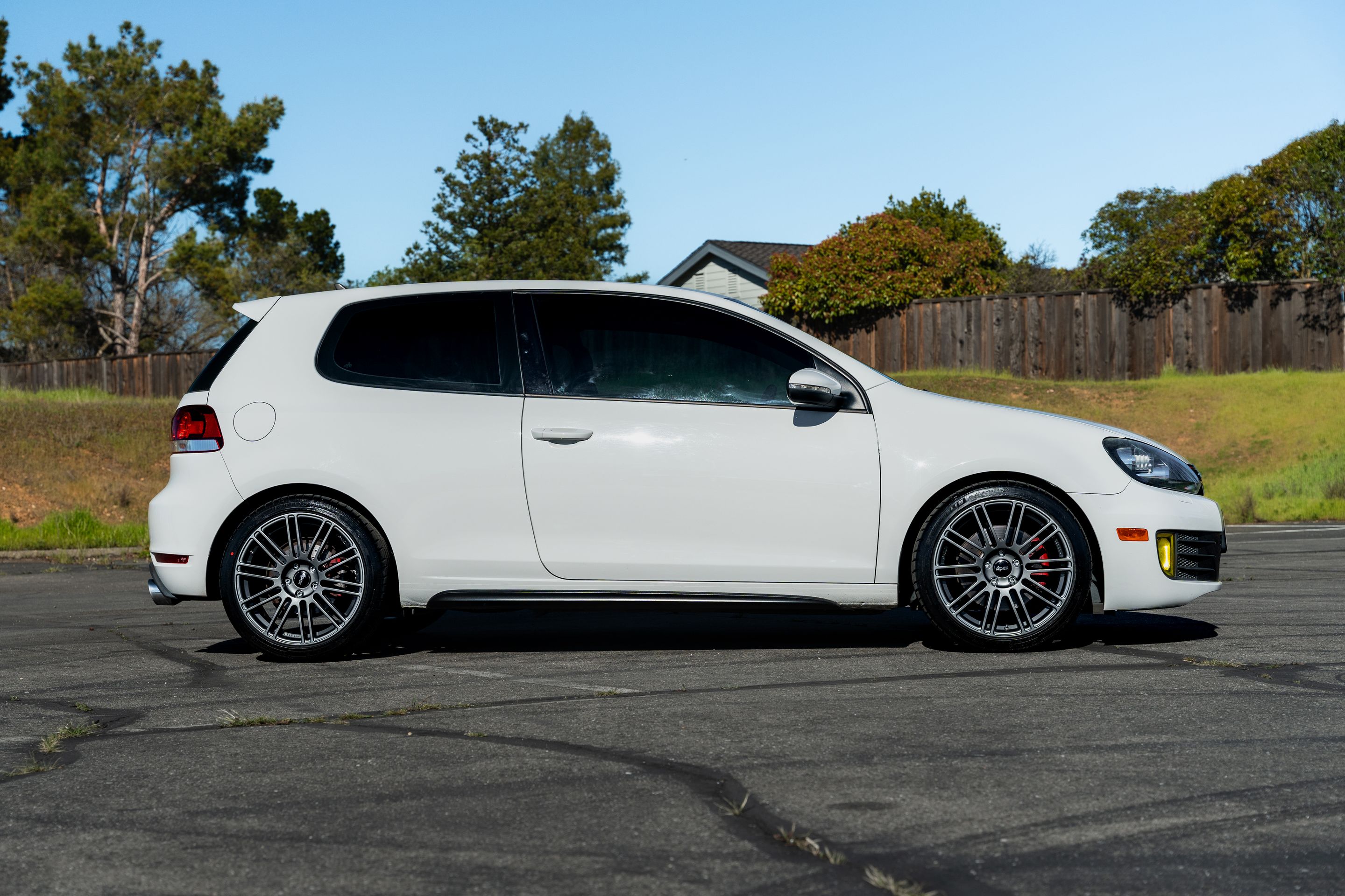 White VW MK6 GTI with 18" TC-10RT Apex wheels in Anthracite