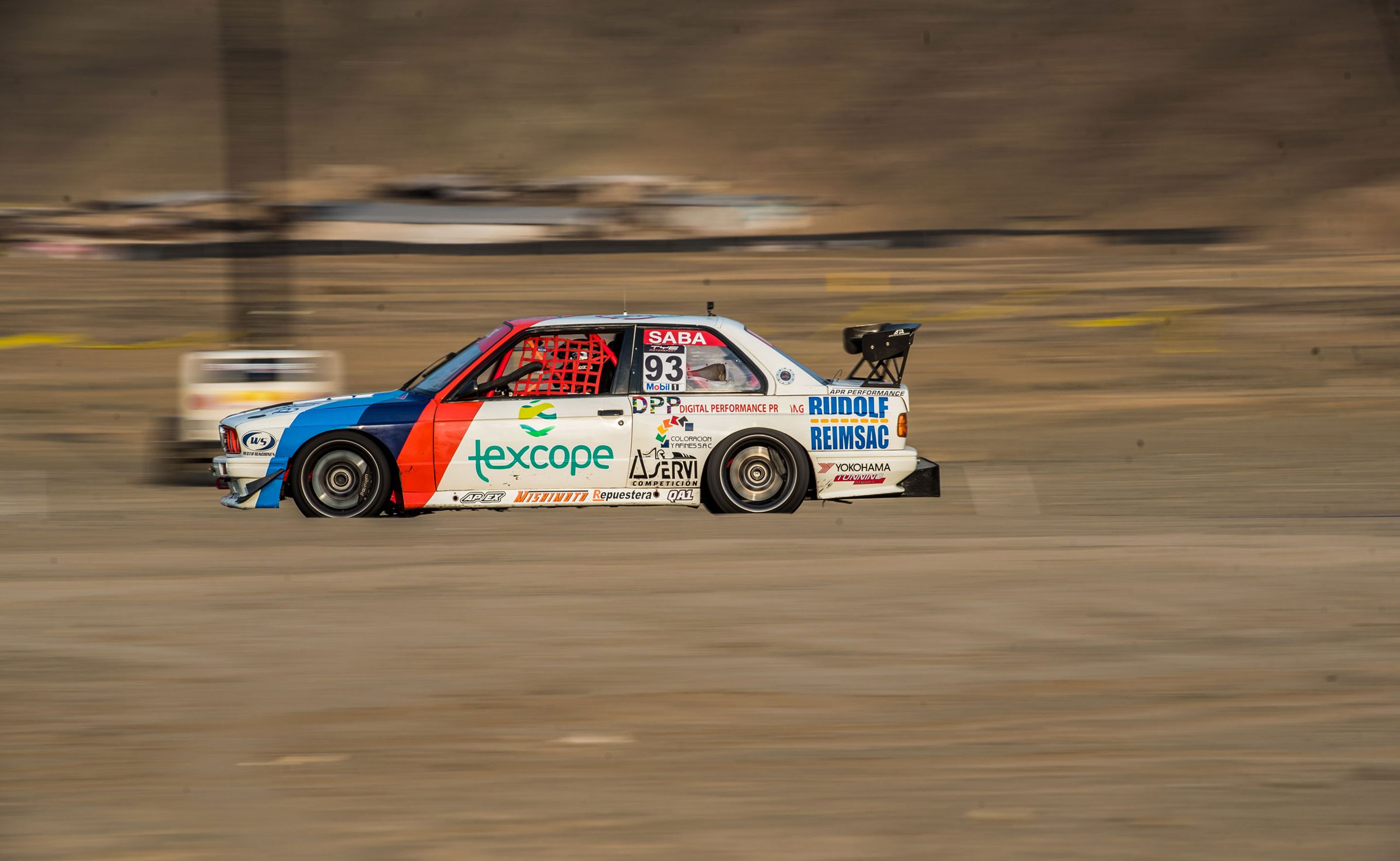 Race Livery BMW E30 M3 with 17" ARC-8 Apex wheels in Anthracite
