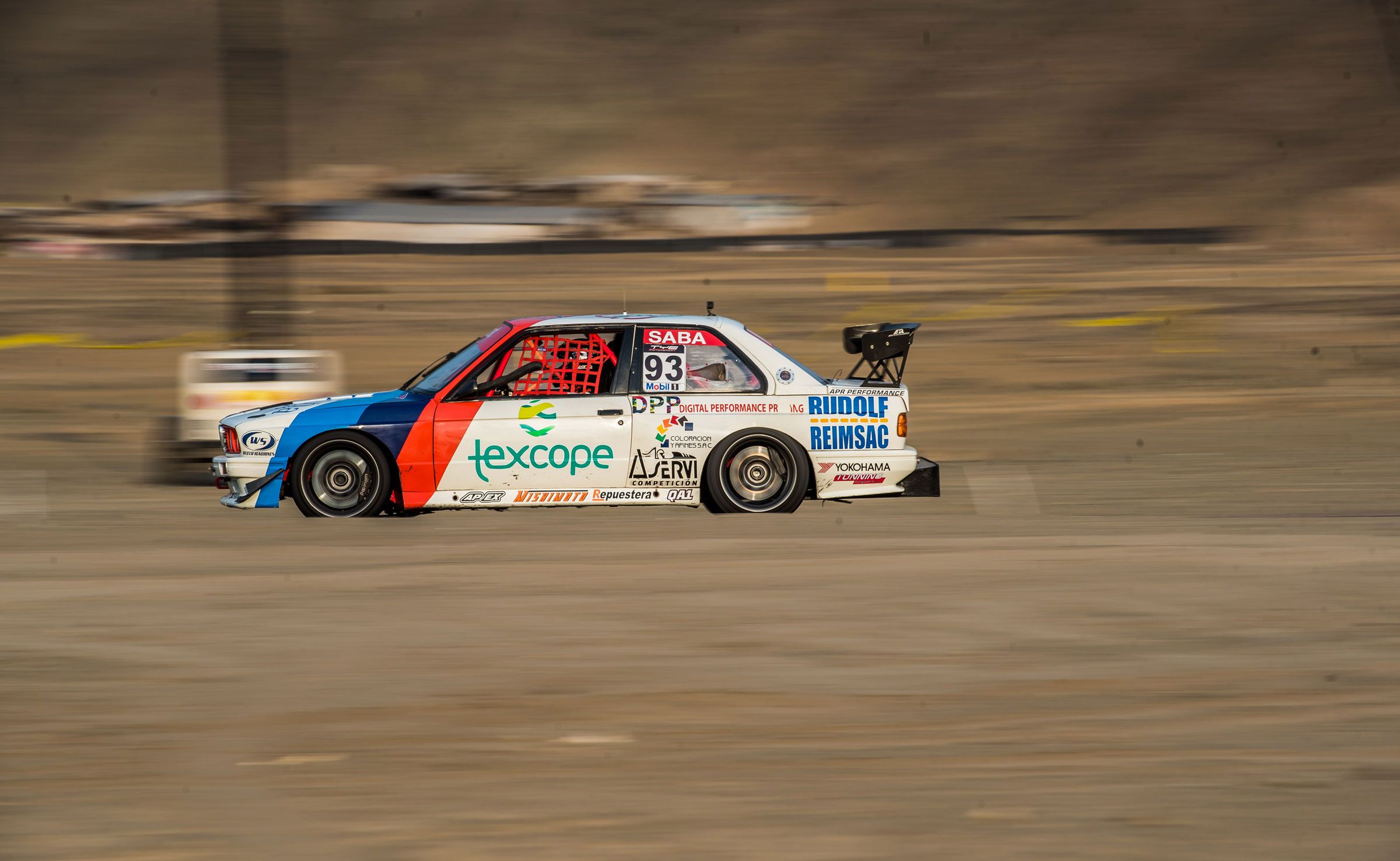 Race Livery BMW E30 M3 with 17" ARC-8 Apex wheels in Anthracite