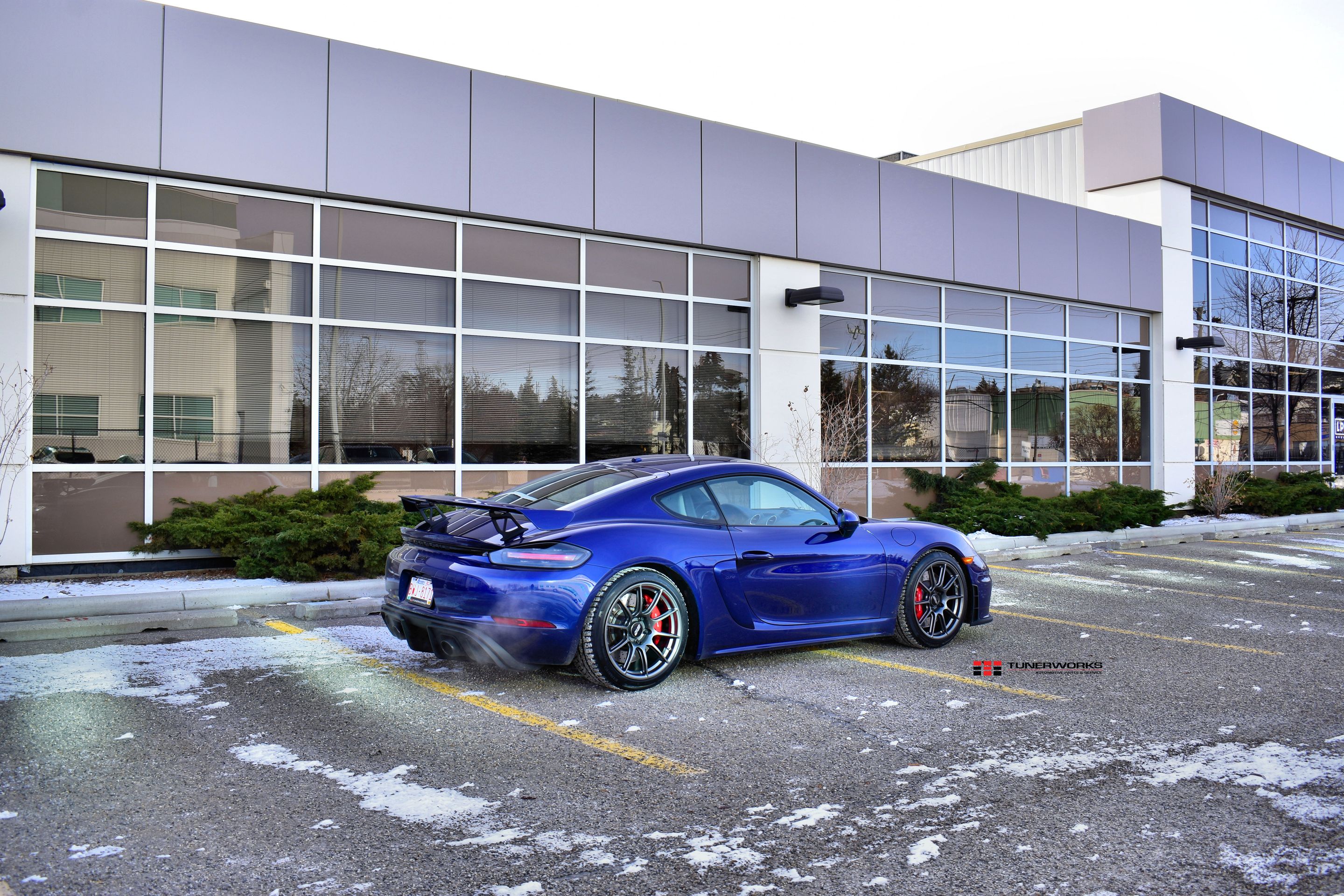 Blue Porsche 718 Cayman GT4 with 19" SM-10 Apex wheels in Anthracite