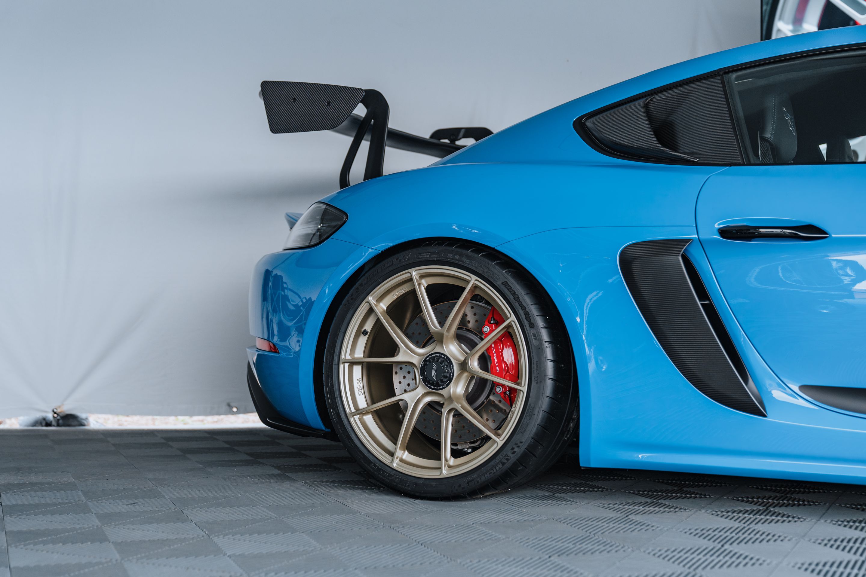 White Porsche 911 996 GT2 with 18" EC-7RS Apex wheels in Anthracite