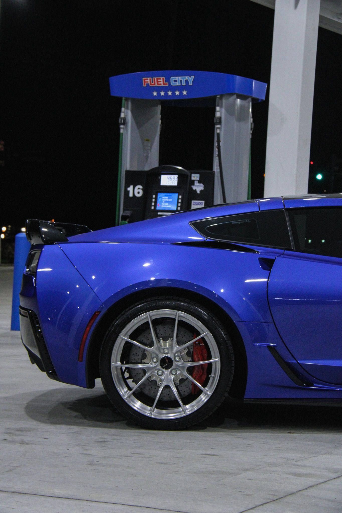 Blue Chevrolet C7 Corvette Z06 with 19"/20" VS-5RS Apex wheels in Brushed Clear