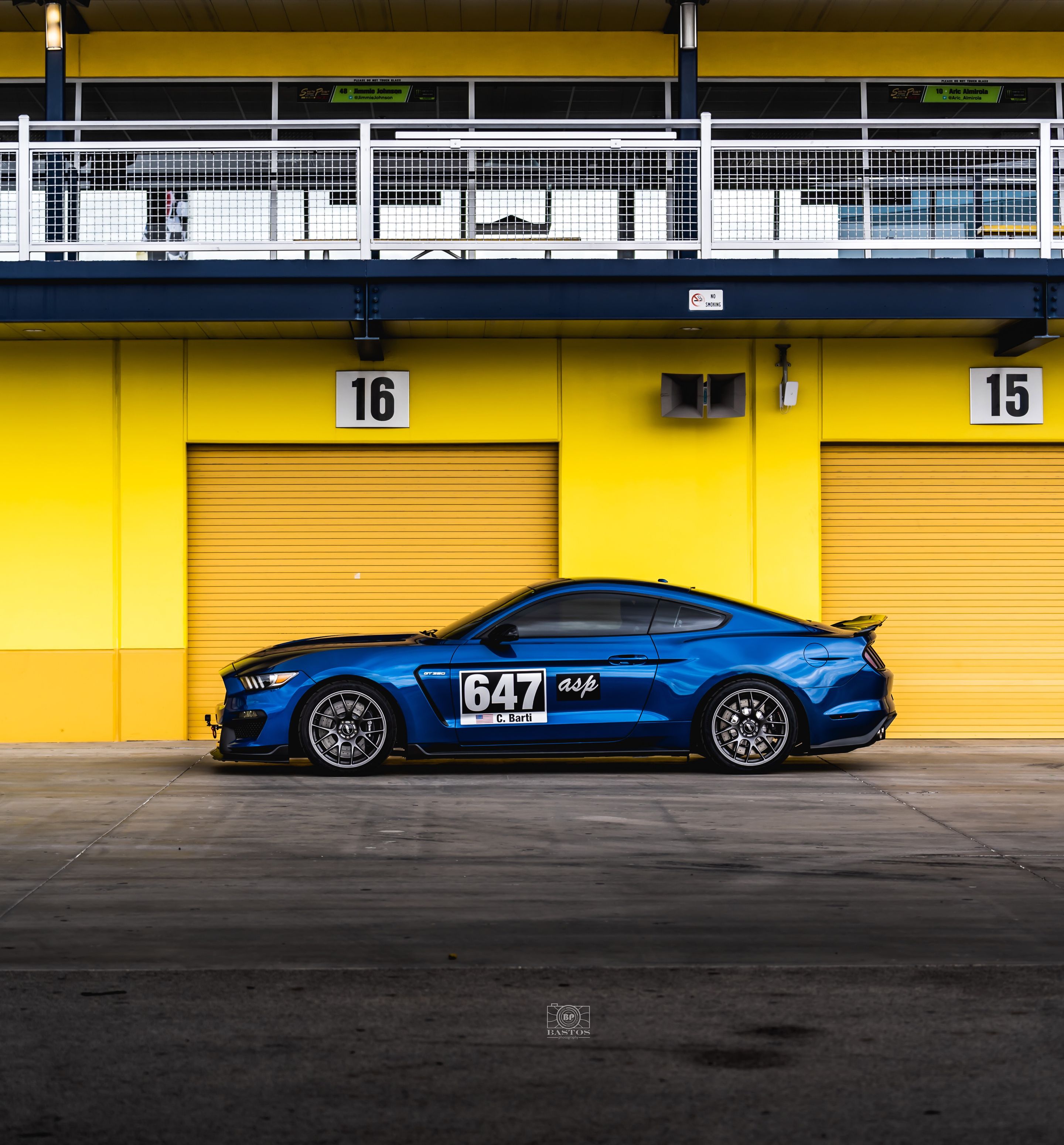 Blue Ford S550 Mustang GT350 with 19" EC-7 Apex wheels in Anthracite