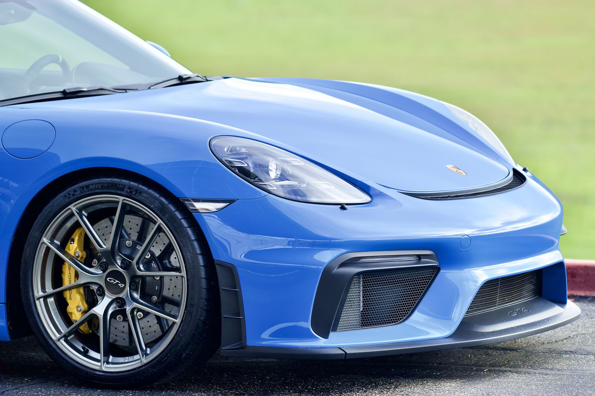 Blue Porsche 718 Cayman GT4 with 20" VS-5RS Apex wheels in Anthracite