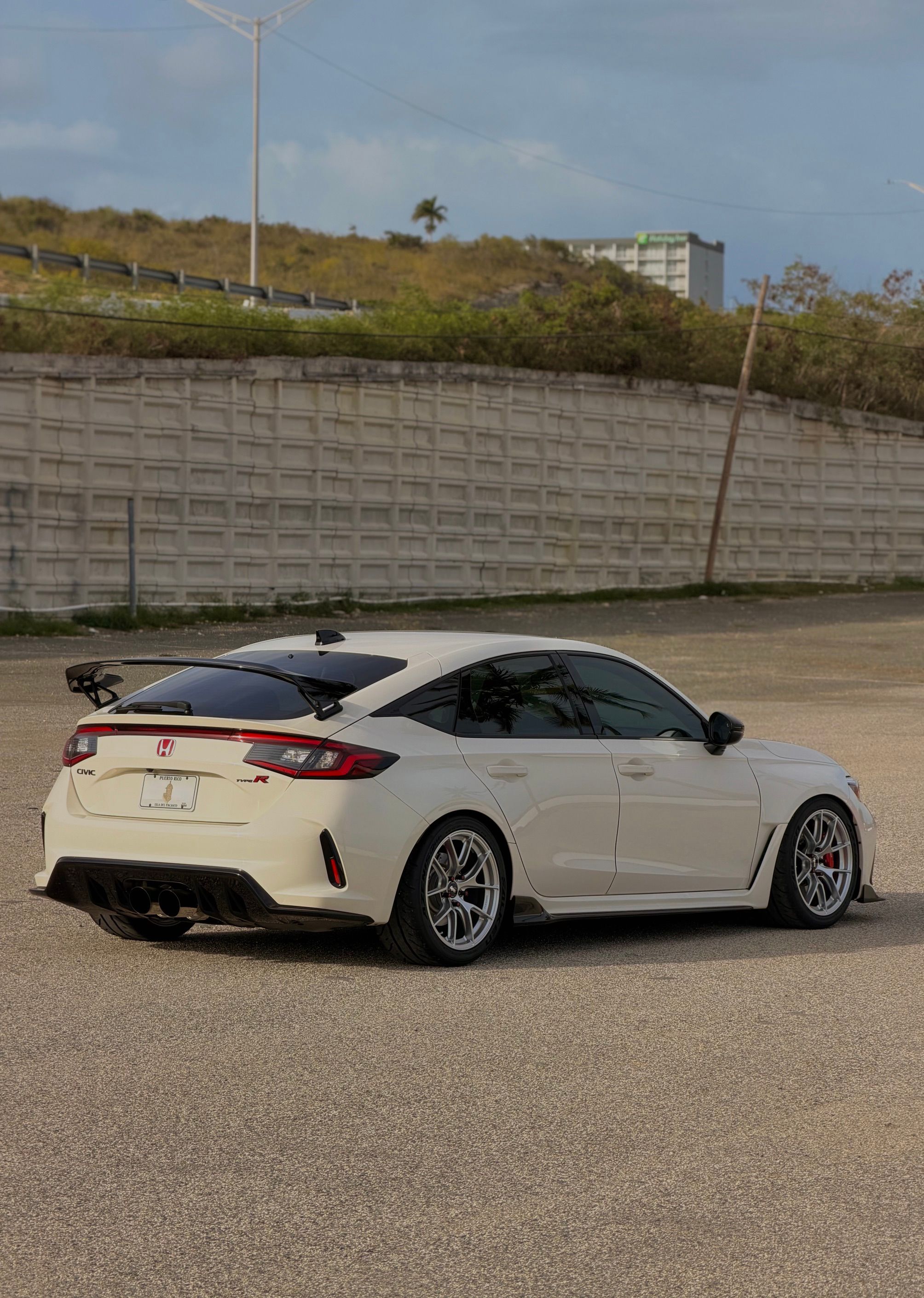 White Honda FL5 Civic Type-R with 18" VS-5RS Apex wheels in Race Silver