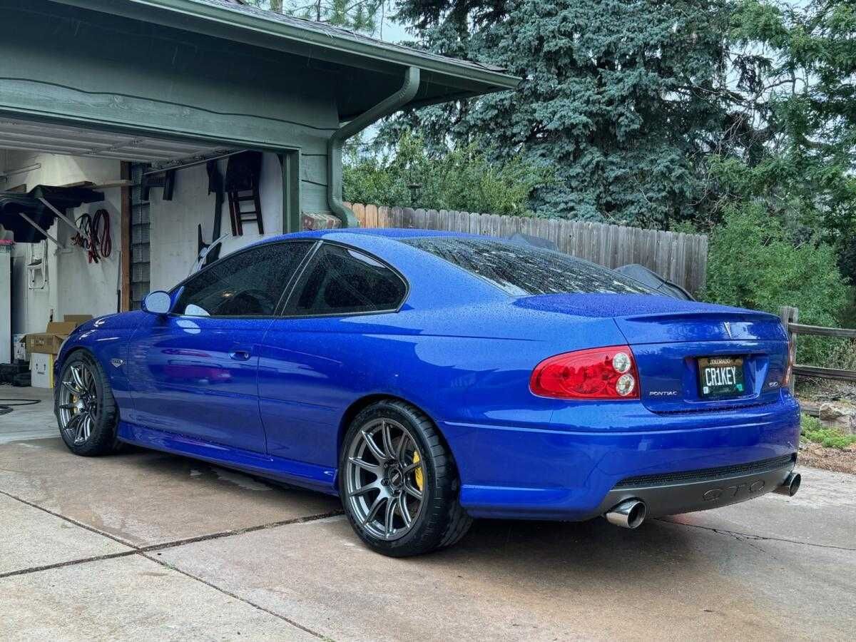 Blue Pontiac 5th Gen GTO with 18" SM-10 Apex wheels in Anthracite
