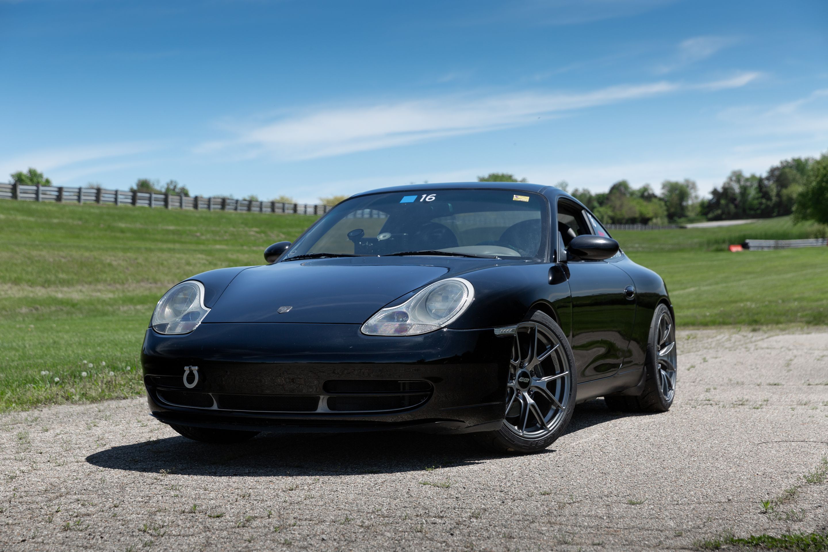 Black Porsche 911 996 Carrera with 18" VS-5RS Apex wheels in Anthracite