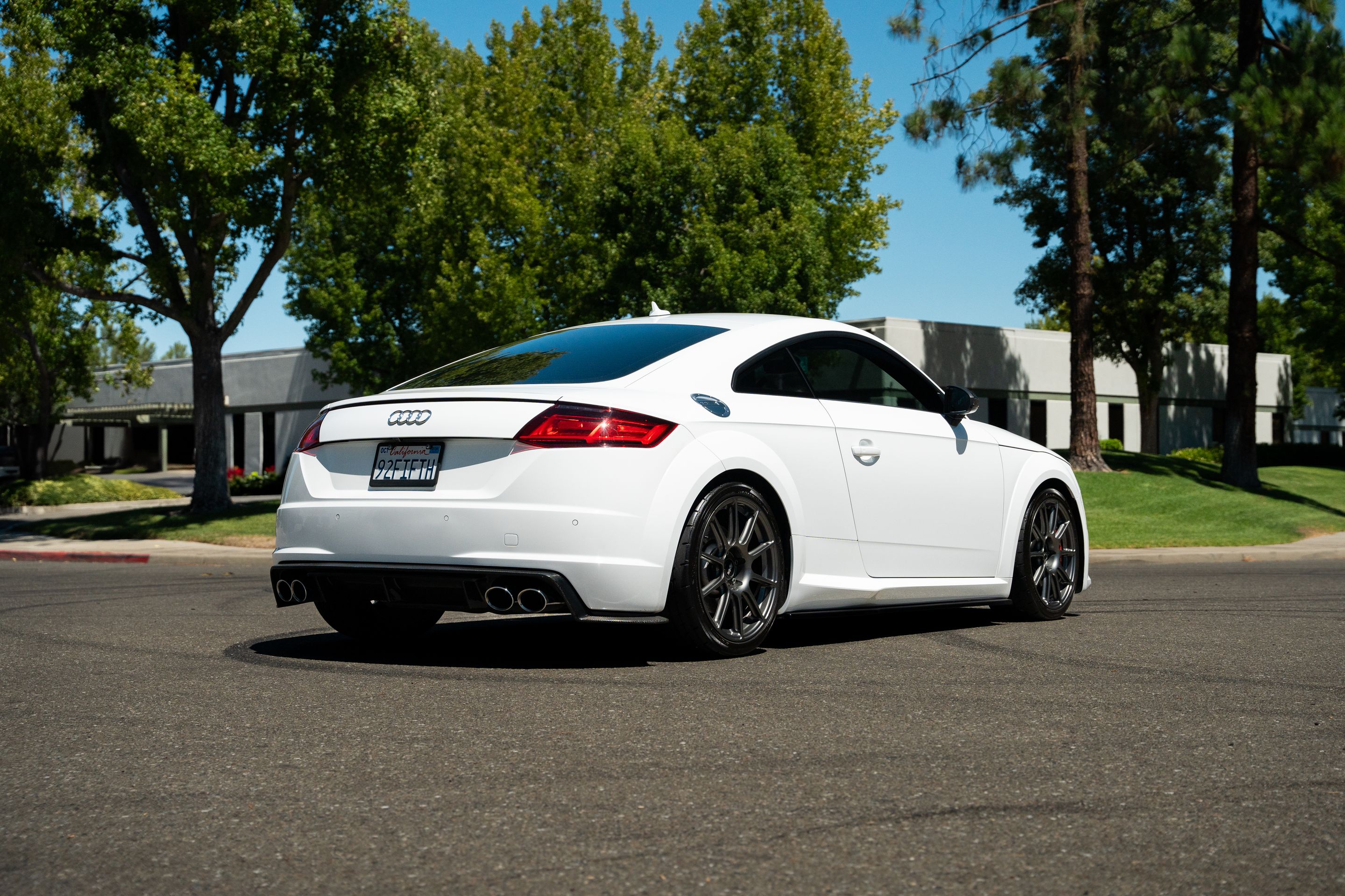 White Audi 8S TTS with 18" SM-10 Apex wheels in Anthracite
