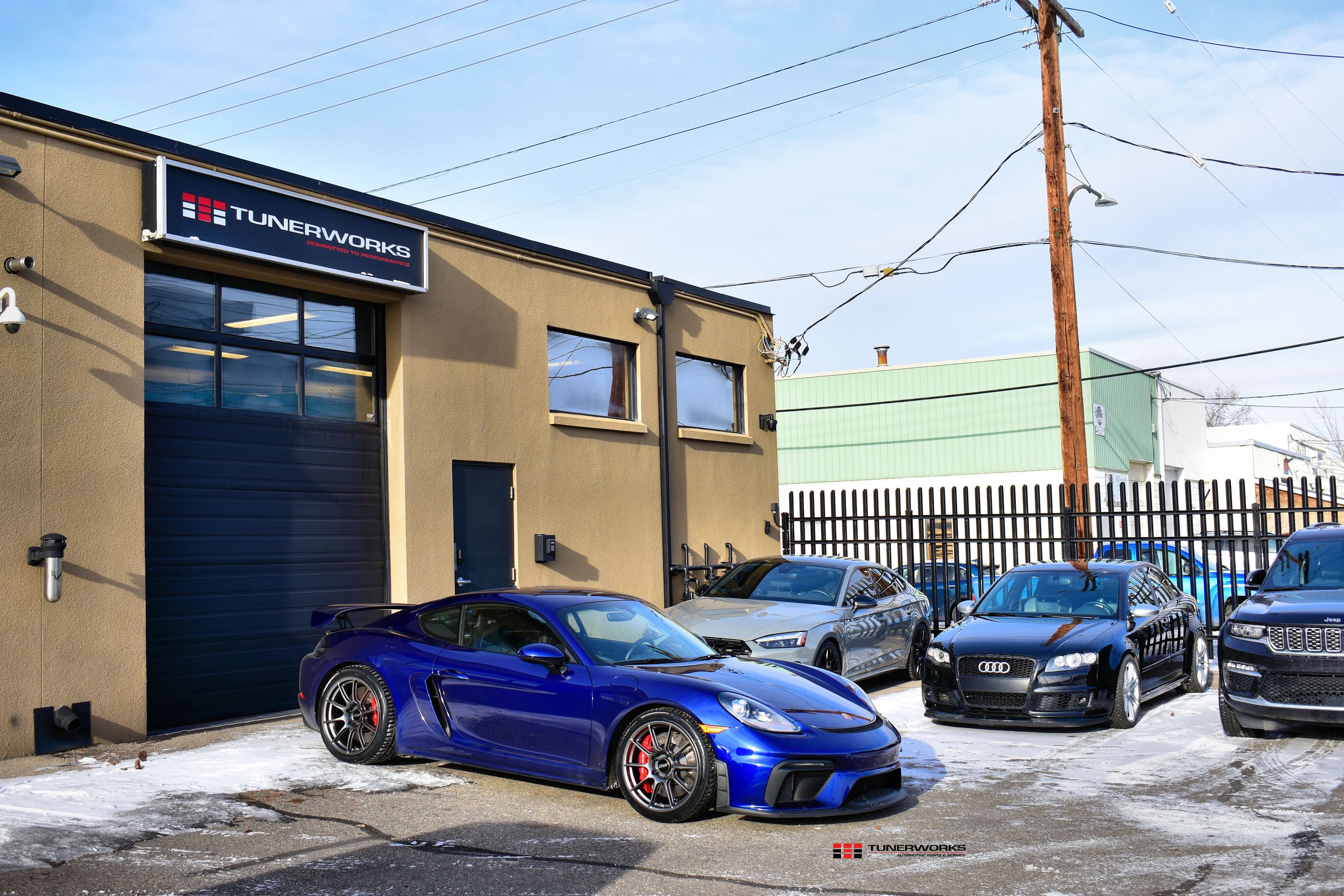 Blue Porsche 718 Cayman GT4 with 19" SM-10 Apex wheels in Anthracite