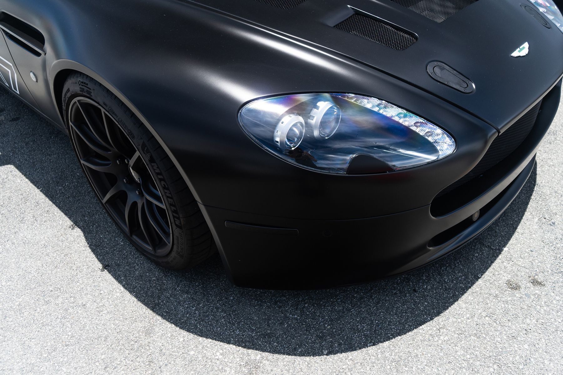 White Porsche 911 996 GT2 with 20" FL-5 Apex wheels in Brushed Clear