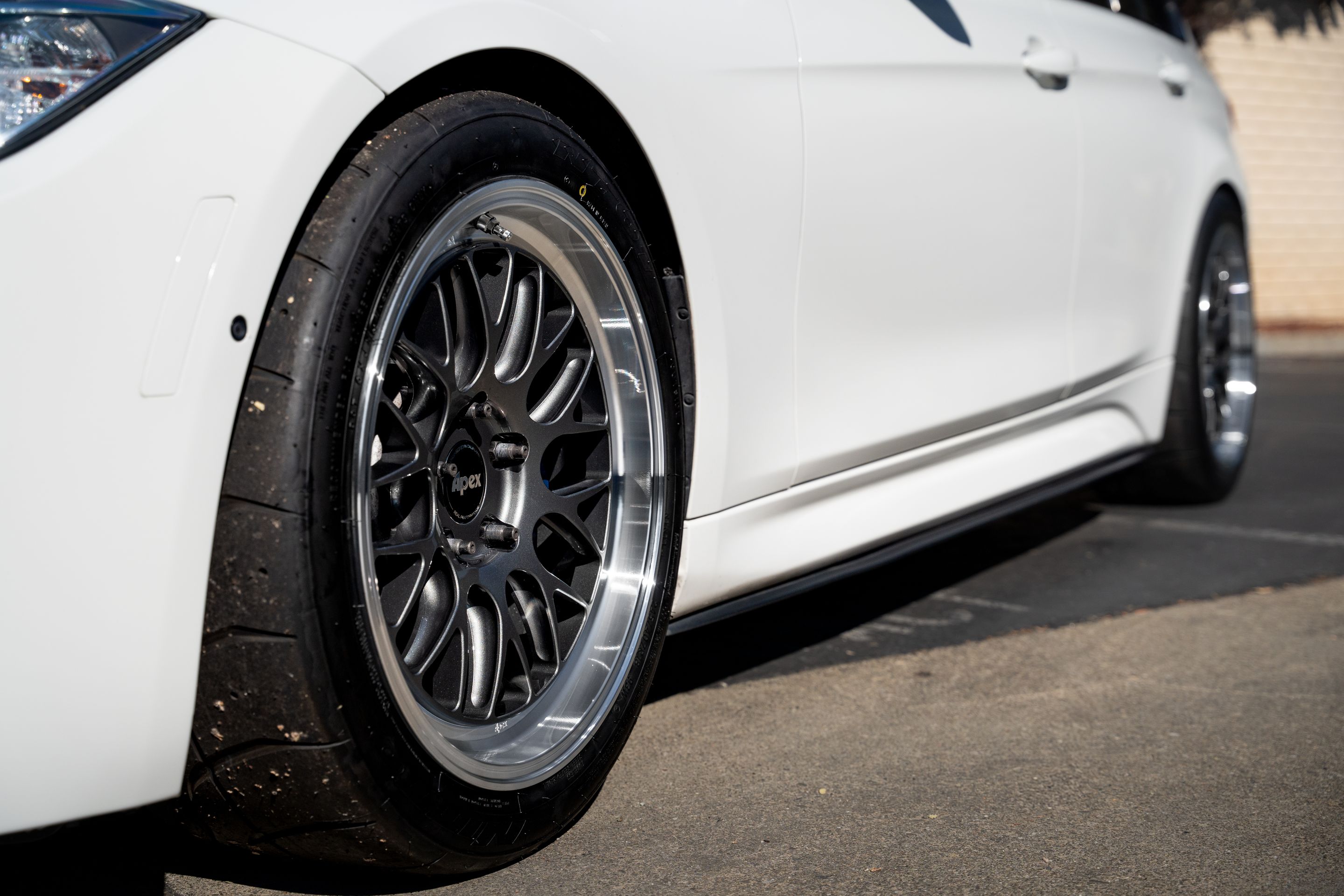 White BMW F31 Wagon 3 Series with 18" ML-10RT Apex wheels in Machined Lip Anthracite